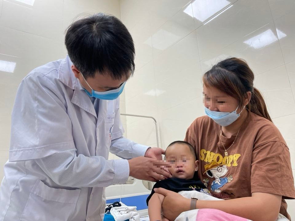 Nam bệnh nh&acirc;n 38 tuổi v&agrave; hơn 100 em nhỏ được phẫu thuật nụ cười miễn ph&iacute; - Ảnh 1.