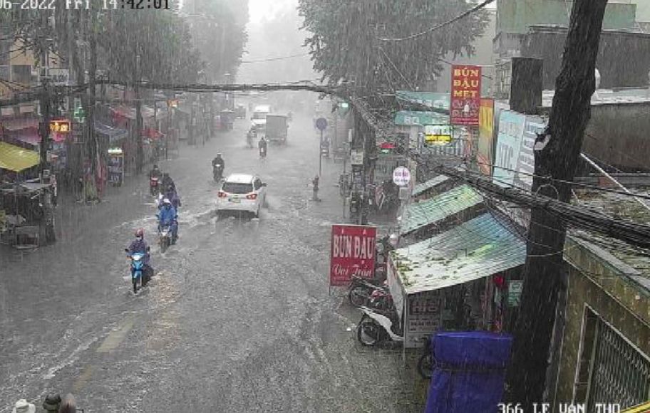H&igrave;nh ảnh người d&acirc;n chật vật vượt ngập trong mưa cực lớn ở TP HCM - Ảnh 7.