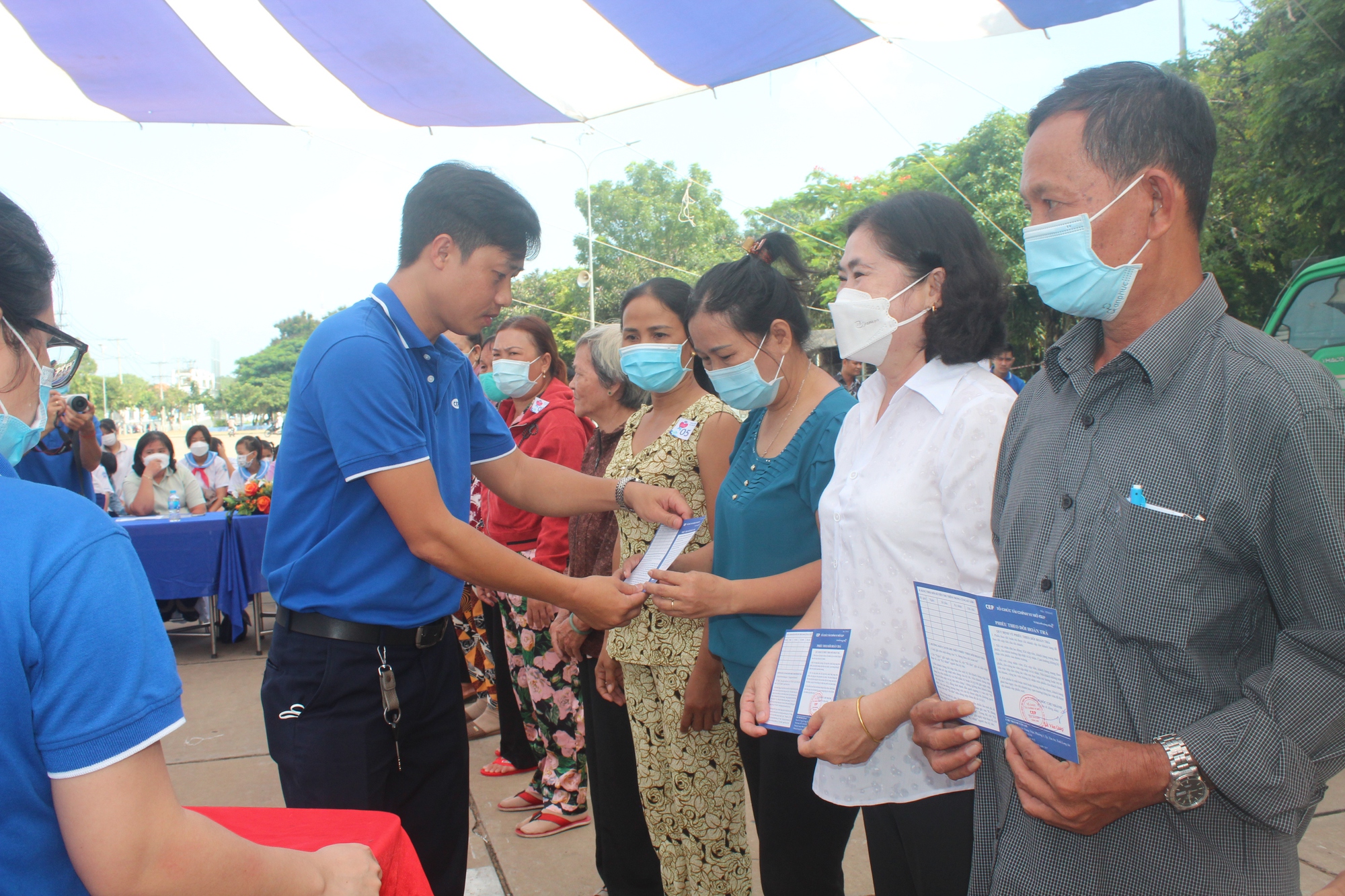 Chuyến xe CEP chia sẻ yêu thương đến với người nghèo tỉnh Long An - Ảnh 4.