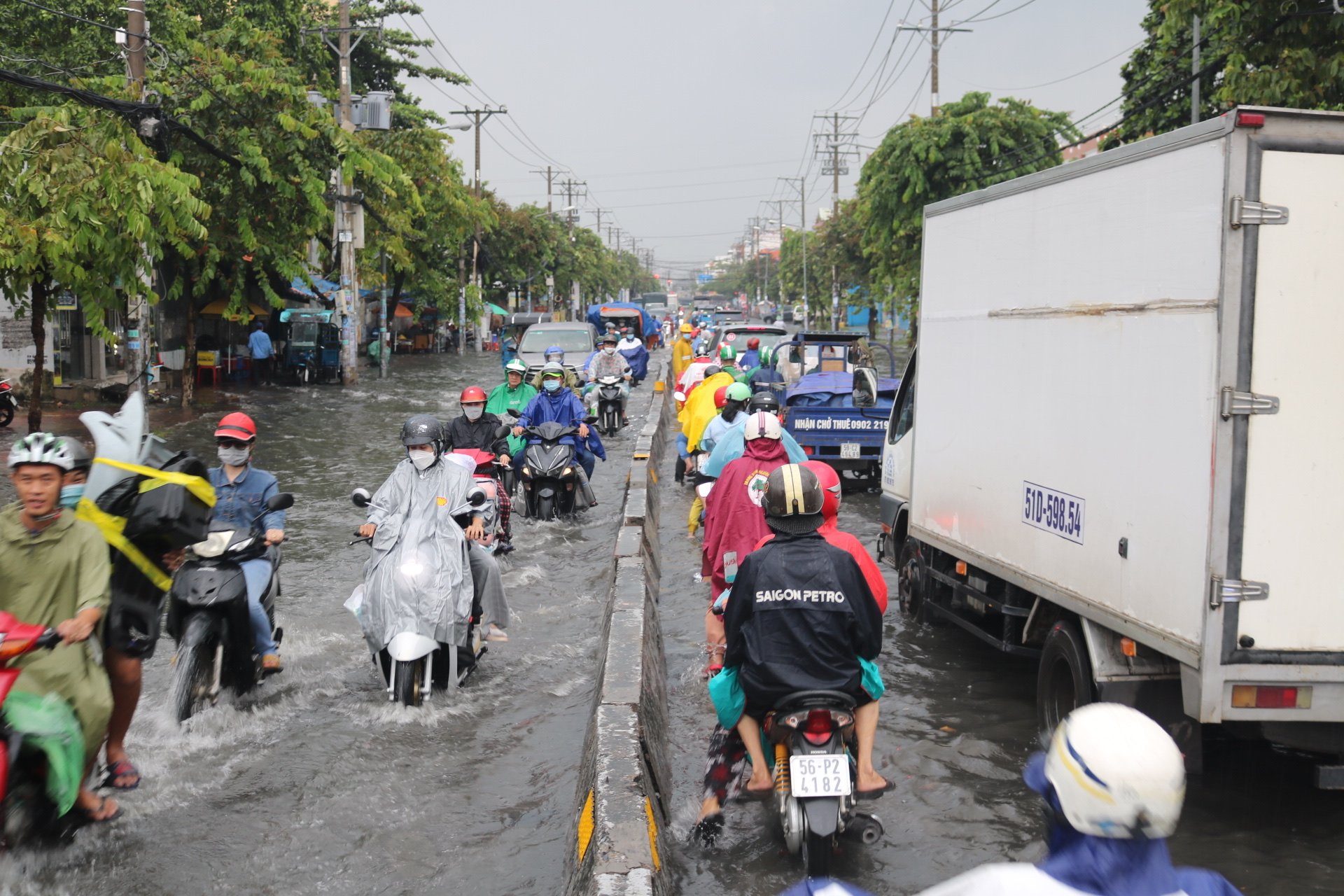 H&igrave;nh ảnh người d&acirc;n chật vật vượt ngập trong mưa cực lớn ở TP HCM - Ảnh 1.