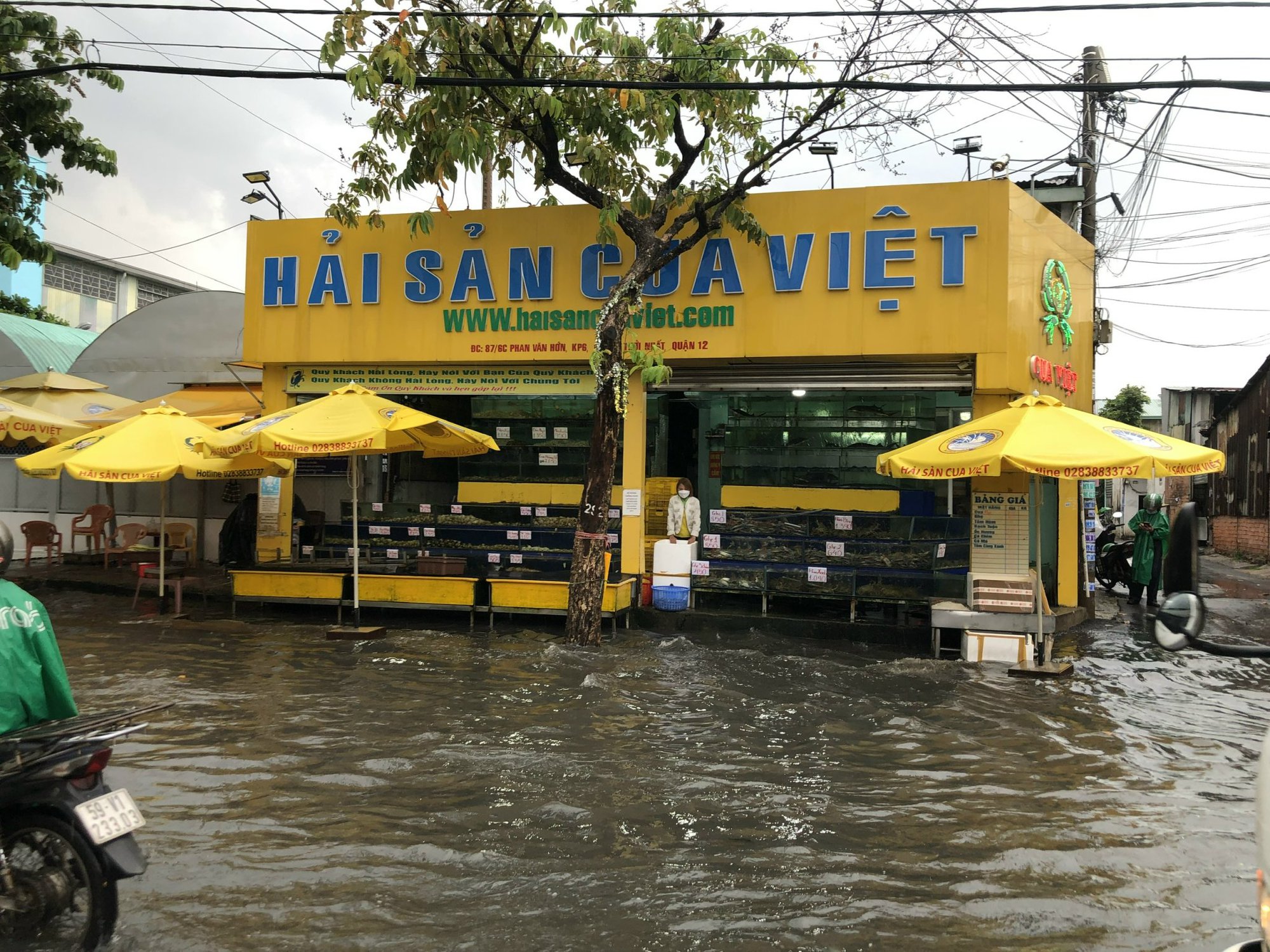 H&igrave;nh ảnh người d&acirc;n chật vật vượt ngập trong mưa cực lớn ở TP HCM - Ảnh 4.