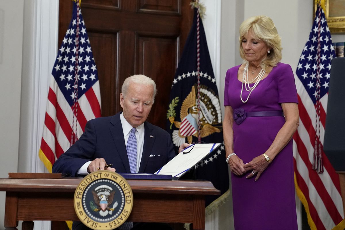 Tổng thống Joe Biden ký luật kiểm soát súng đạn