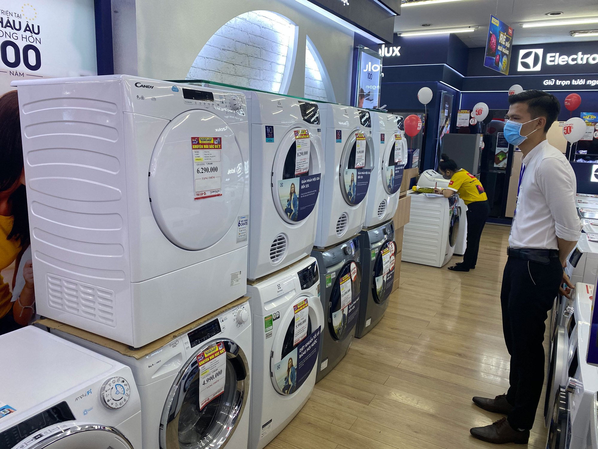Hàng điện máy đầy "bẫy" công nghệ