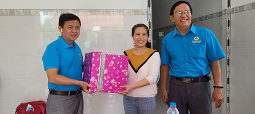 Trao 4 "Mái ấm Công đoàn" cho đoàn viên
