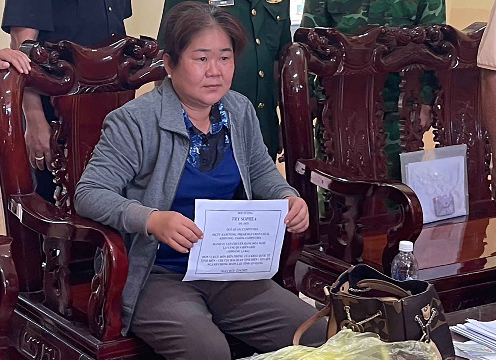 CLIP: Bắt quả tang 1 phụ nữ Campuchia “ôm” vàng qua biên giới