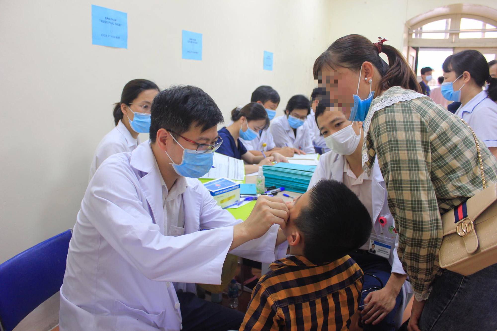 Nam bệnh nh&acirc;n 38 tuổi v&agrave; hơn 100 em nhỏ được phẫu thuật nụ cười miễn ph&iacute; - Ảnh 3.