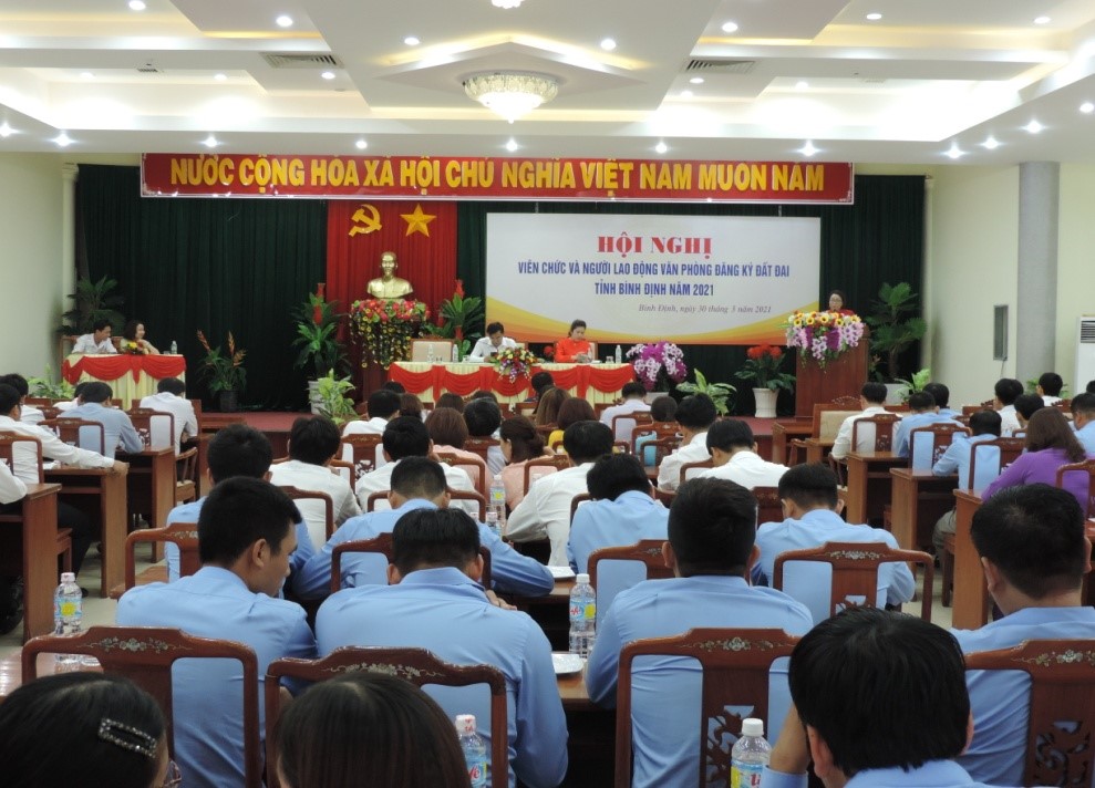 Cấp sổ đỏ ẩu, h&agrave;ng loạt c&aacute;n bộ văn ph&ograve;ng đăng k&yacute; đất đai ở B&igrave;nh Định bị khởi tố, xem x&eacute;t kỷ luật - Ảnh 1.