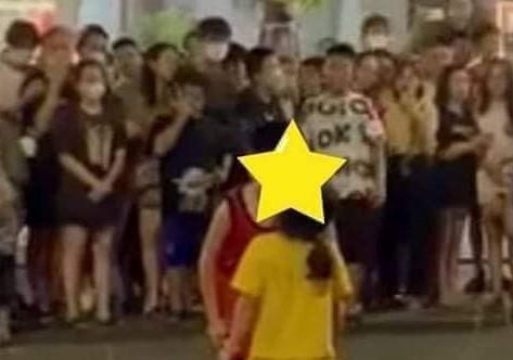 Xôn xao clip hai bé trai và gái hôn nhau khi tham gia trò chơi ở phố đi bộ
