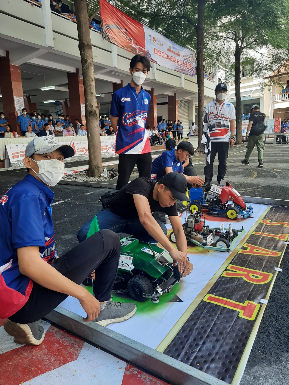 S&ocirc;i động cuộc đua xe &ocirc;t&ocirc; m&ocirc; h&igrave;nh - Ảnh 3.