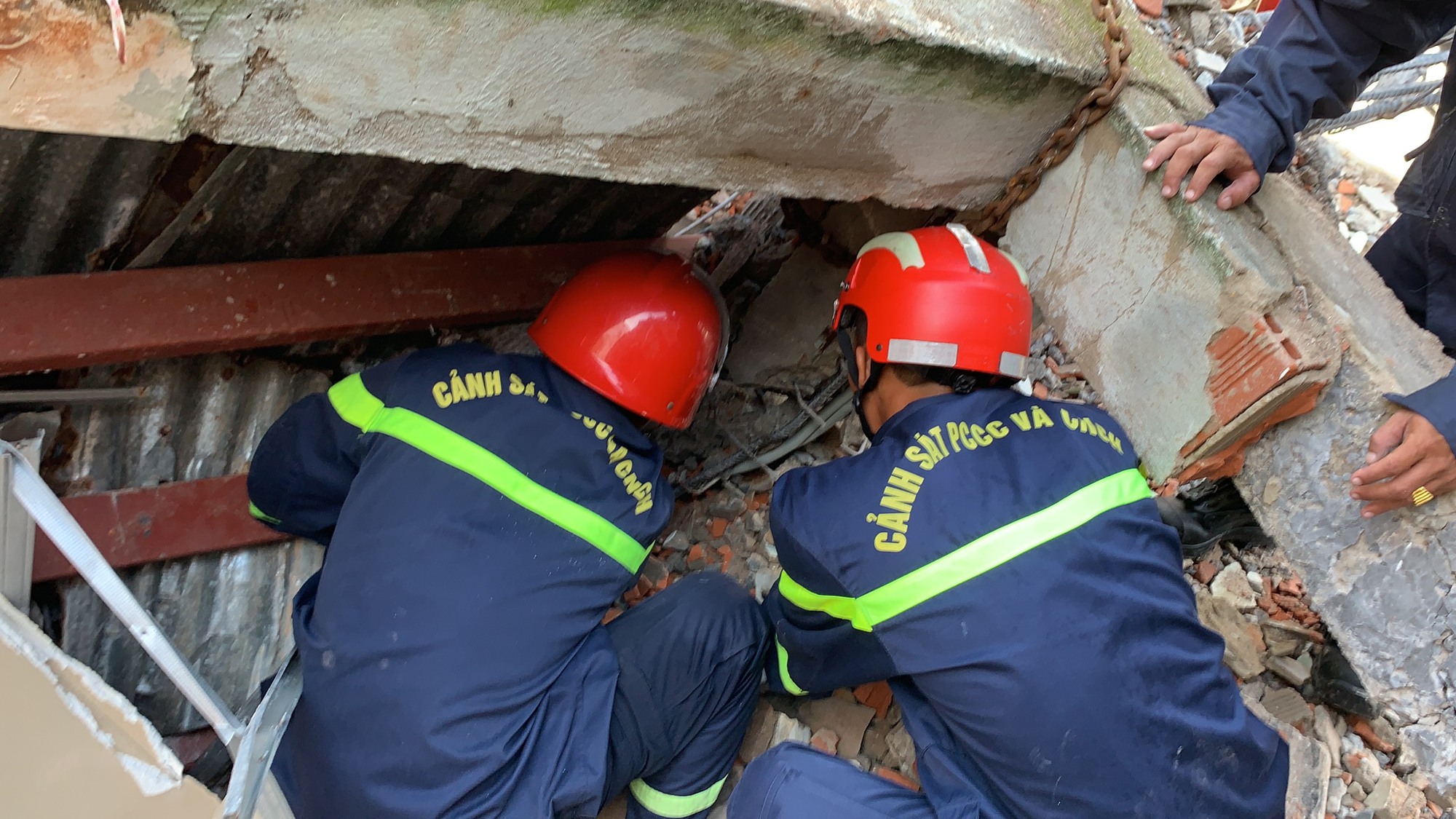 Đập nh&agrave; x&acirc;y mới khiến tường b&ecirc;t&ocirc;ng sập, một người tử vong, một người tho&aacute;t chết - Ảnh 2.