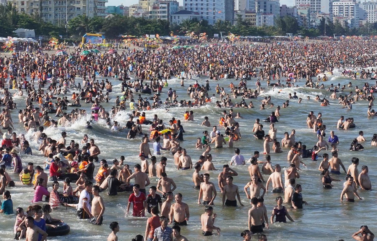 Nắng như thi&ecirc;u đốt, biển người đổ về Sầm Sơn giải nhiệt - Ảnh 3.