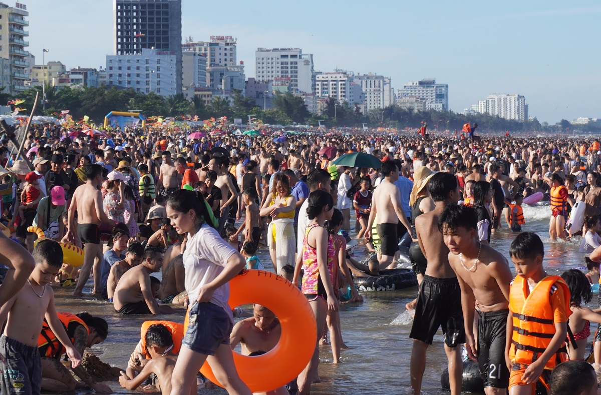 Nắng như thi&ecirc;u đốt, biển người đổ về Sầm Sơn giải nhiệt - Ảnh 5.