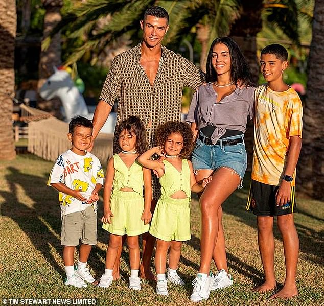 Chelsea tung tin liên hệ Ronaldo, mơ hàng công khủng - Ảnh 4.