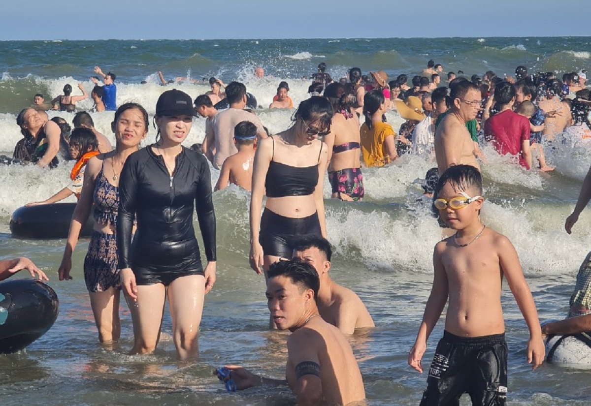Nắng như thi&ecirc;u đốt, biển người đổ về Sầm Sơn giải nhiệt - Ảnh 7.