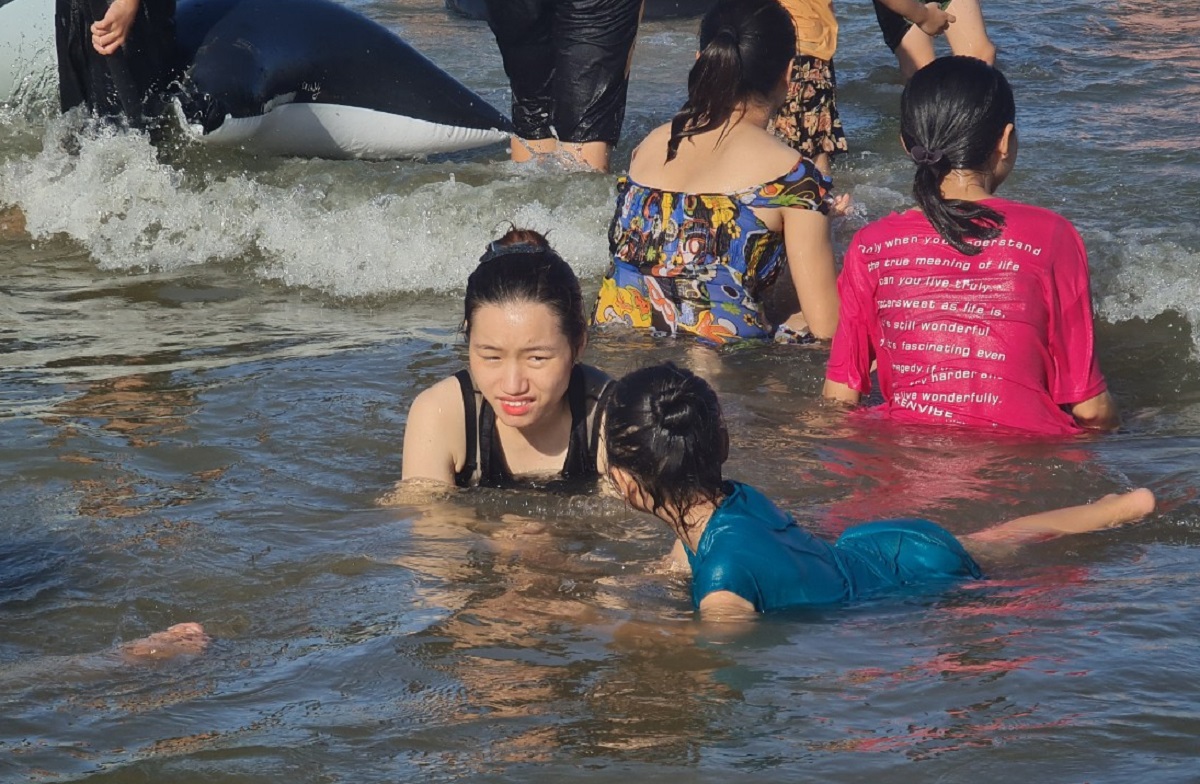 Nắng như thi&ecirc;u đốt, biển người đổ về Sầm Sơn giải nhiệt - Ảnh 11.