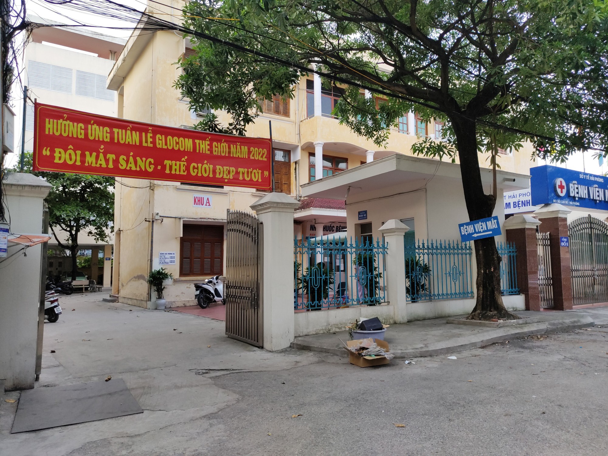 Nh&oacute;m c&ocirc;n đồ hung tợn xộc v&agrave;o cửa bệnh viện, truy s&aacute;t người đ&agrave;n &ocirc;ng đi &ocirc;t&ocirc; - Ảnh 2.
