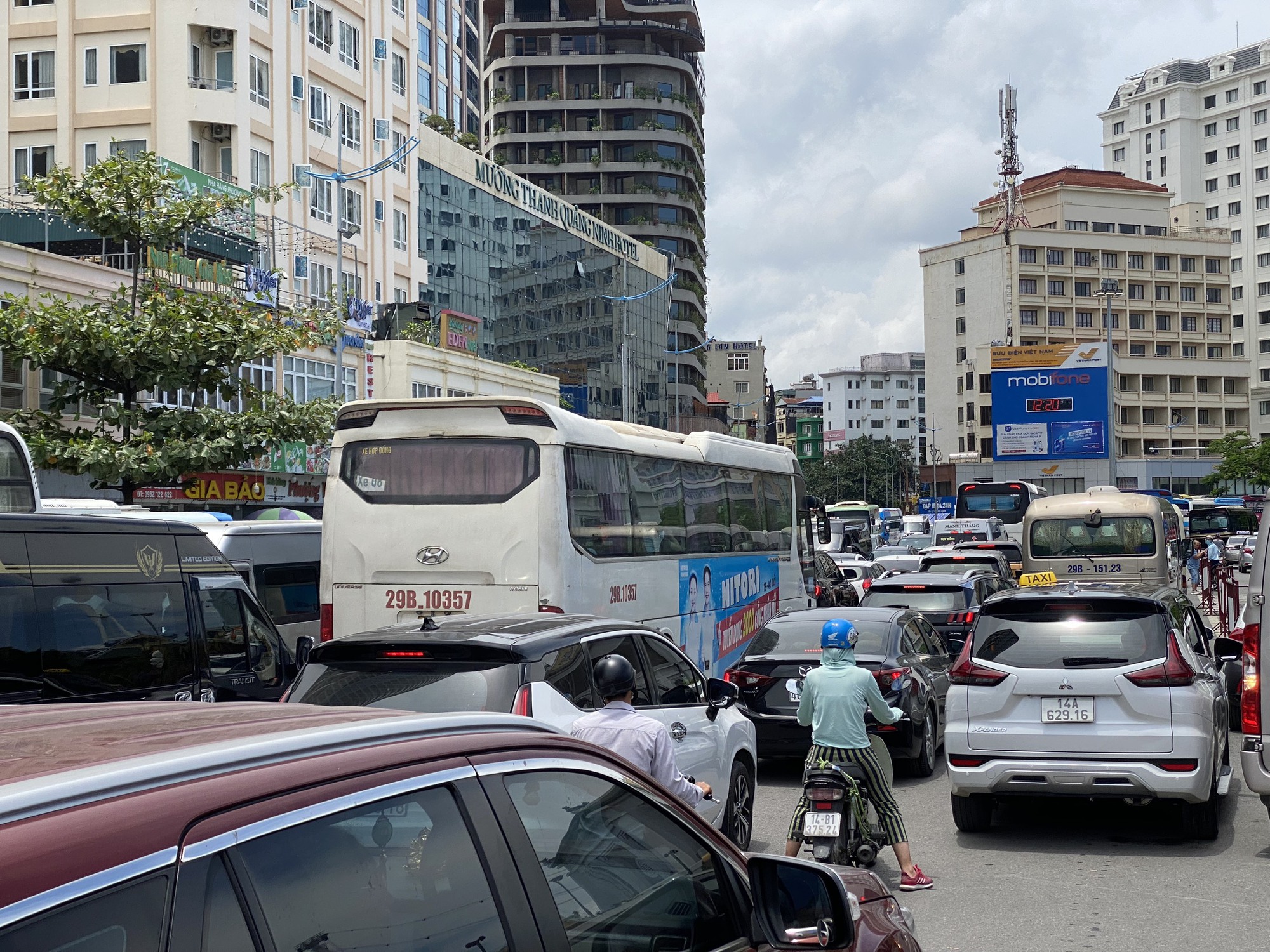 Phương tiện giao thông tăng đột biến, Bãi Cháy kẹt xe dài cả km - Ảnh 5.