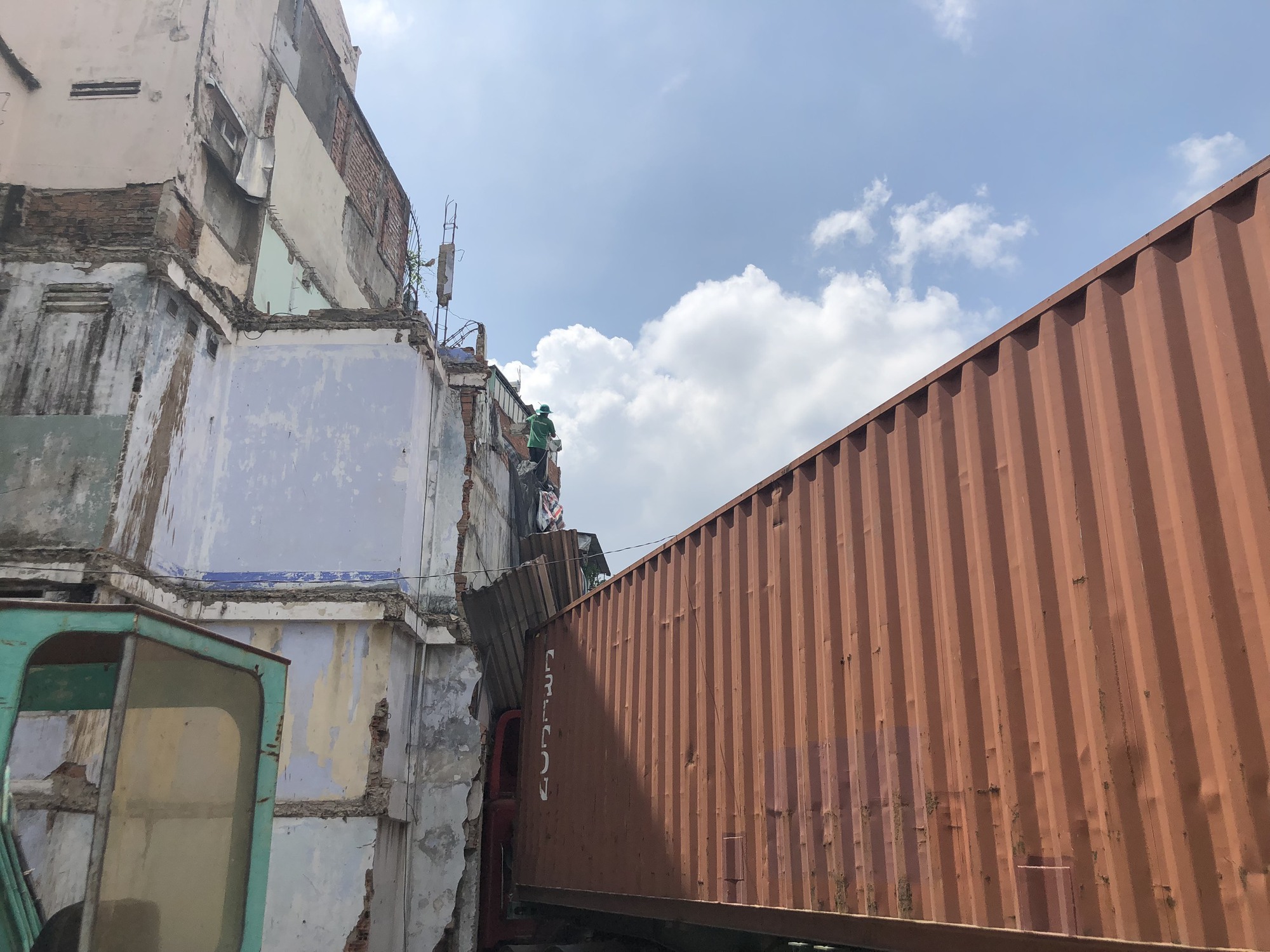 Giải cứu xe đầu k&eacute;o t&ocirc;ng sập tiệm v&agrave;ng tại TP HCM - Ảnh 4.