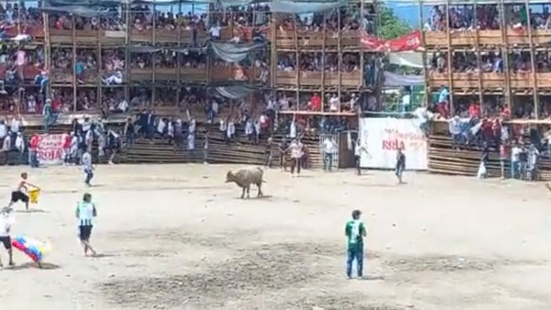 Sập kh&aacute;n đ&agrave;i đấu b&ograve;, h&agrave;ng trăm người thương vong - Ảnh 2.