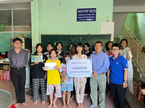 Từ Hoàng Thông và dự án cờ xã hội cho trẻ em