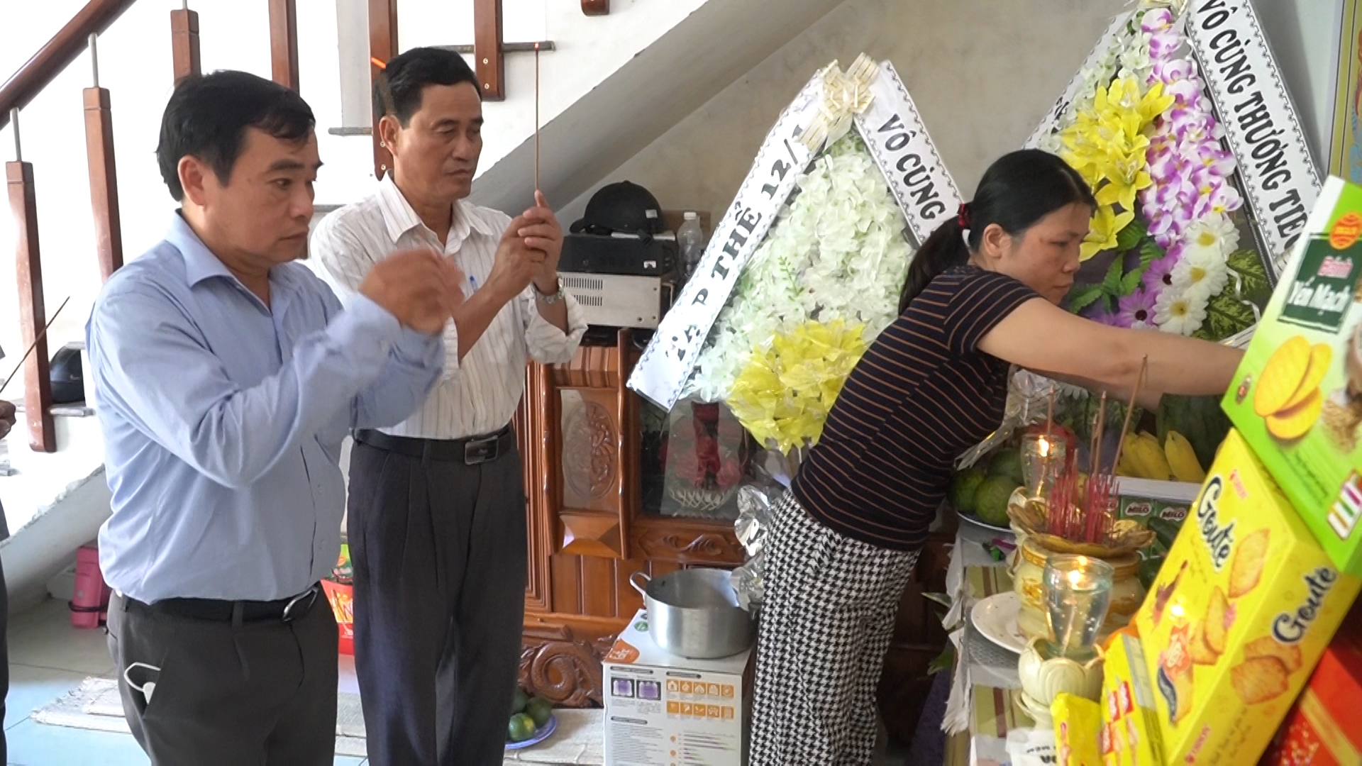 Thăm hỏi gia đ&igrave;nh nam sinh qua đời trước ng&agrave;y được tuy&ecirc;n dương - Ảnh 1.