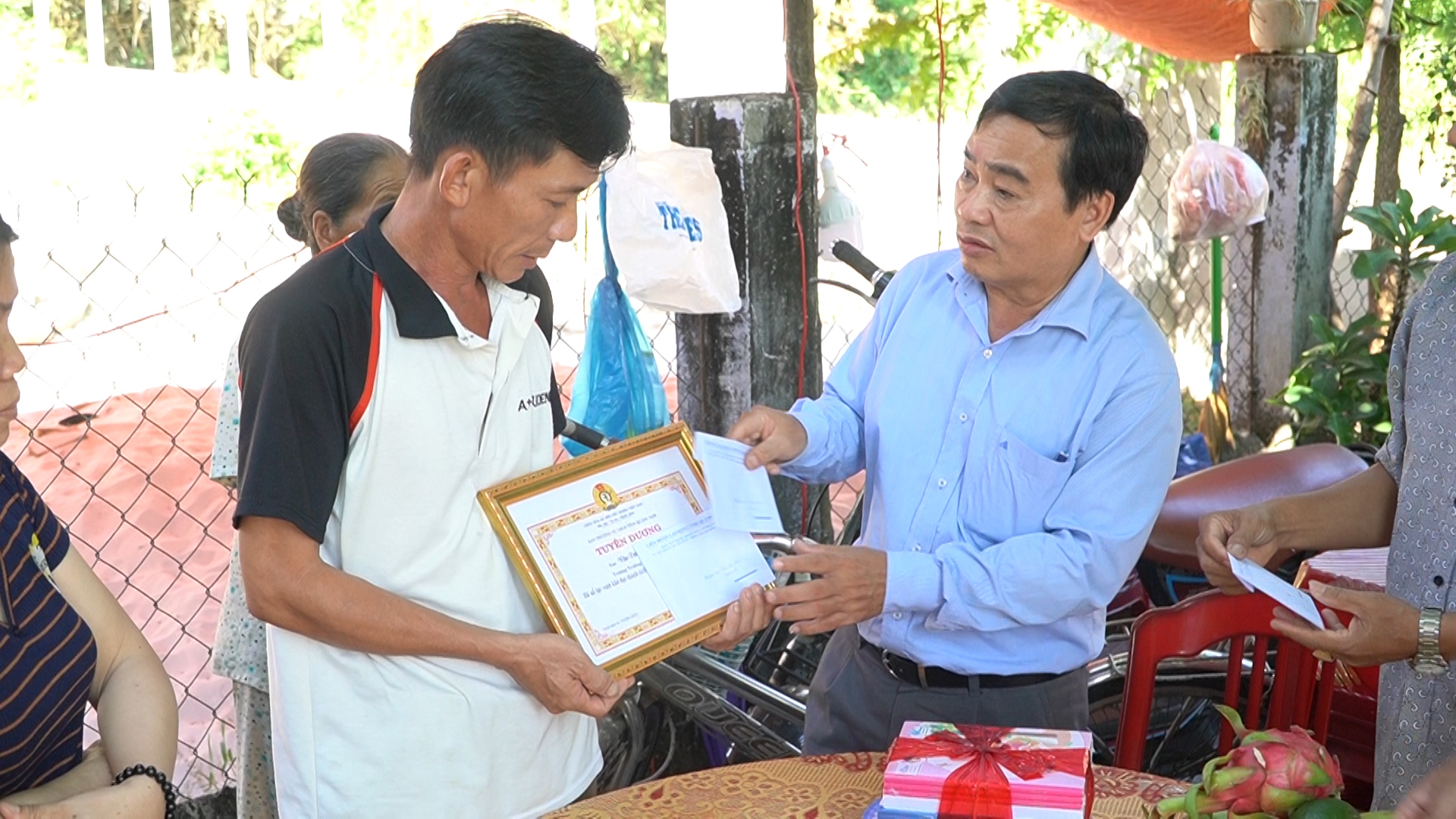 Thăm hỏi gia đình nam sinh qua đời trước ngày được tuyên dương