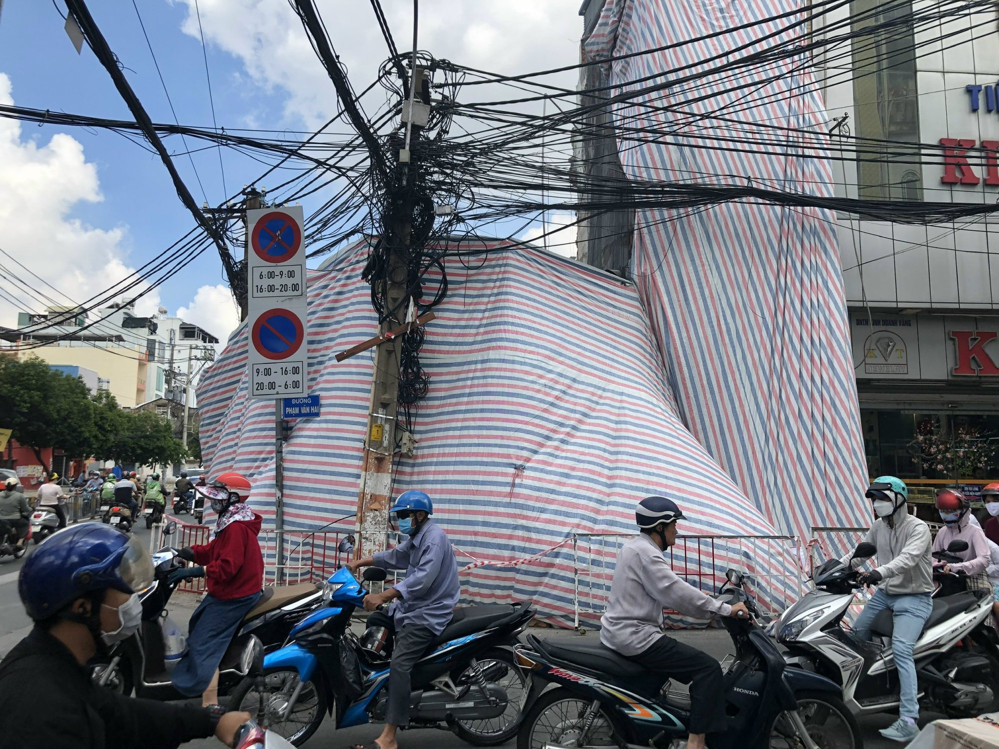 Giải cứu xe đầu k&eacute;o t&ocirc;ng sập tiệm v&agrave;ng tại TP HCM - Ảnh 1.