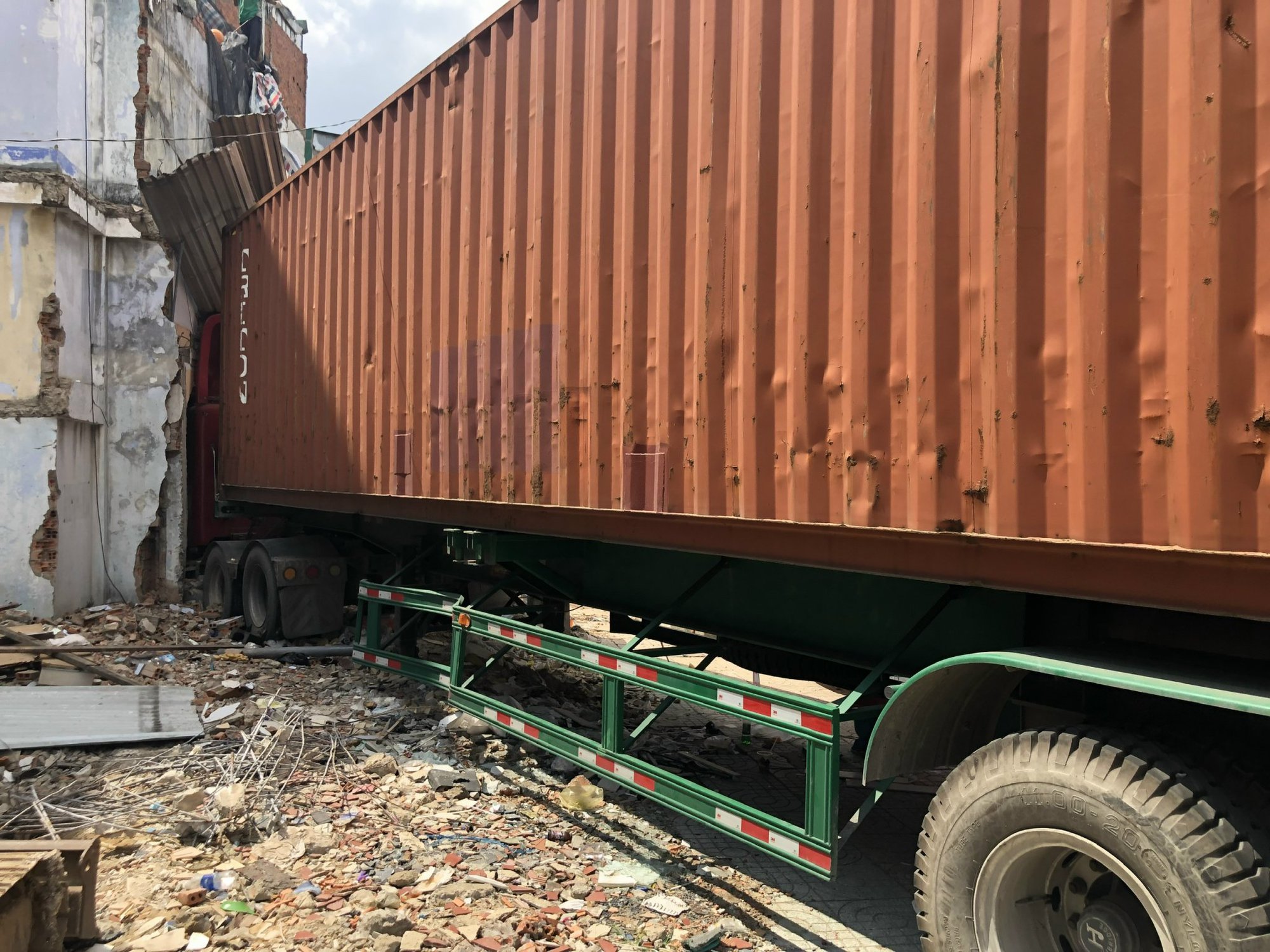 "Giải cứu" xe đầu kéo tông sập tiệm vàng tại TP HCM