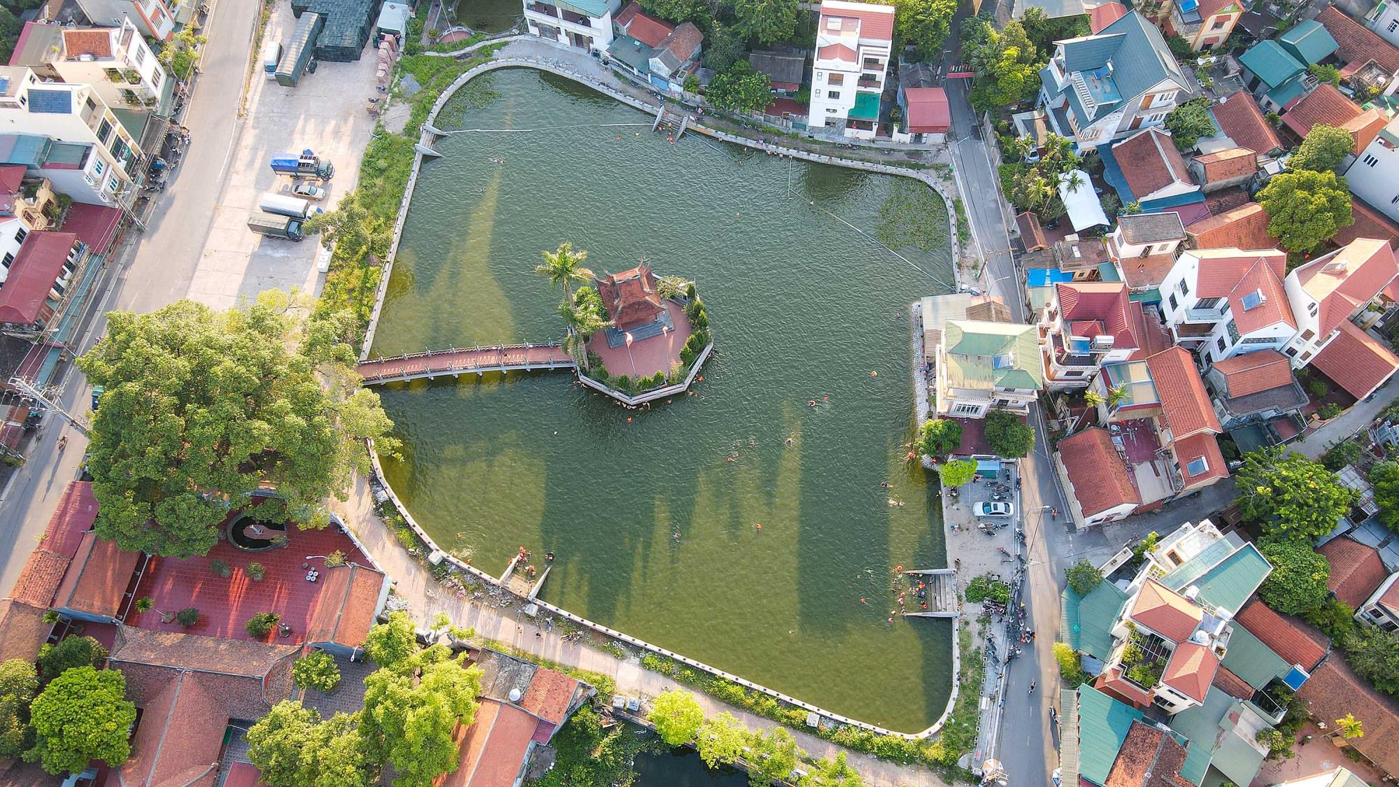 Nắng n&oacute;ng, người d&acirc;n H&agrave; Nội &ugrave;n &ugrave;n k&eacute;o tới c&aacute;c b&atilde;i tắm tự ph&aacute;t - Ảnh 1.
