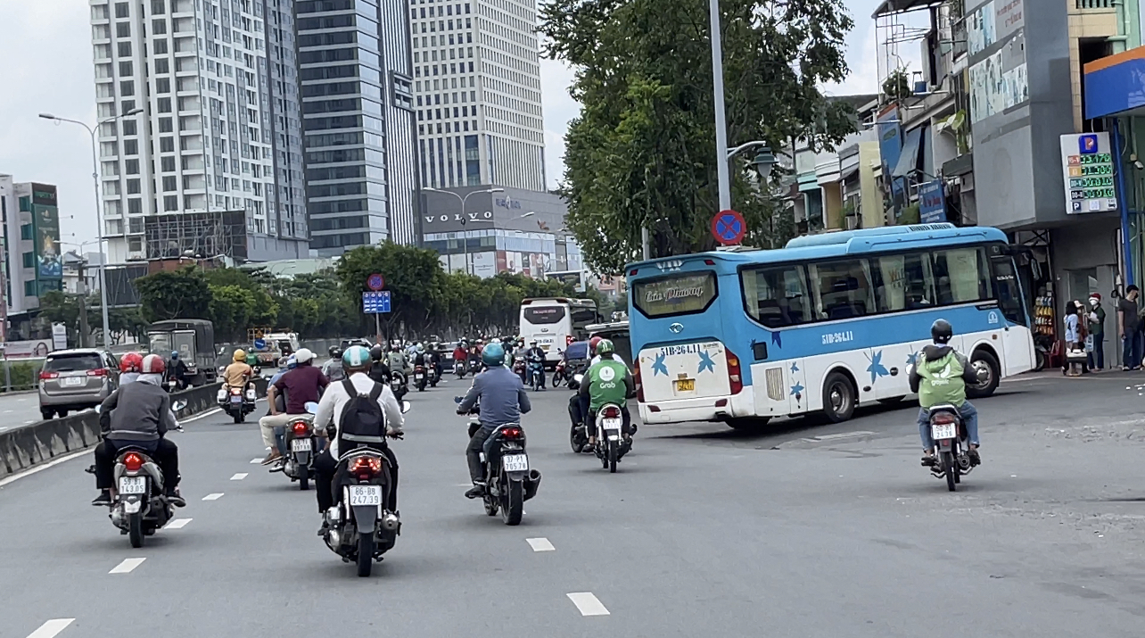 CLIP: Lực lượng liên ngành lùng xe dù, bến cóc sau phản ánh của Báo Người Lao Động - Ảnh 3.