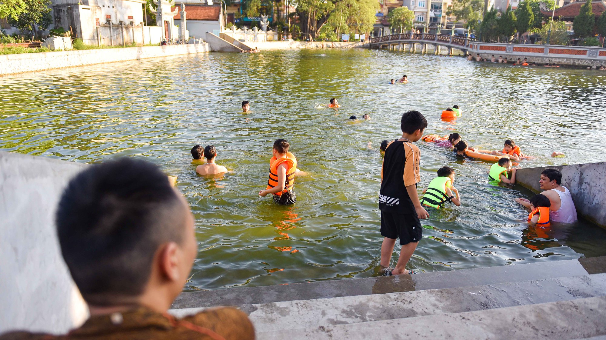Nắng n&oacute;ng, người d&acirc;n H&agrave; Nội &ugrave;n &ugrave;n k&eacute;o tới c&aacute;c b&atilde;i tắm tự ph&aacute;t - Ảnh 7.