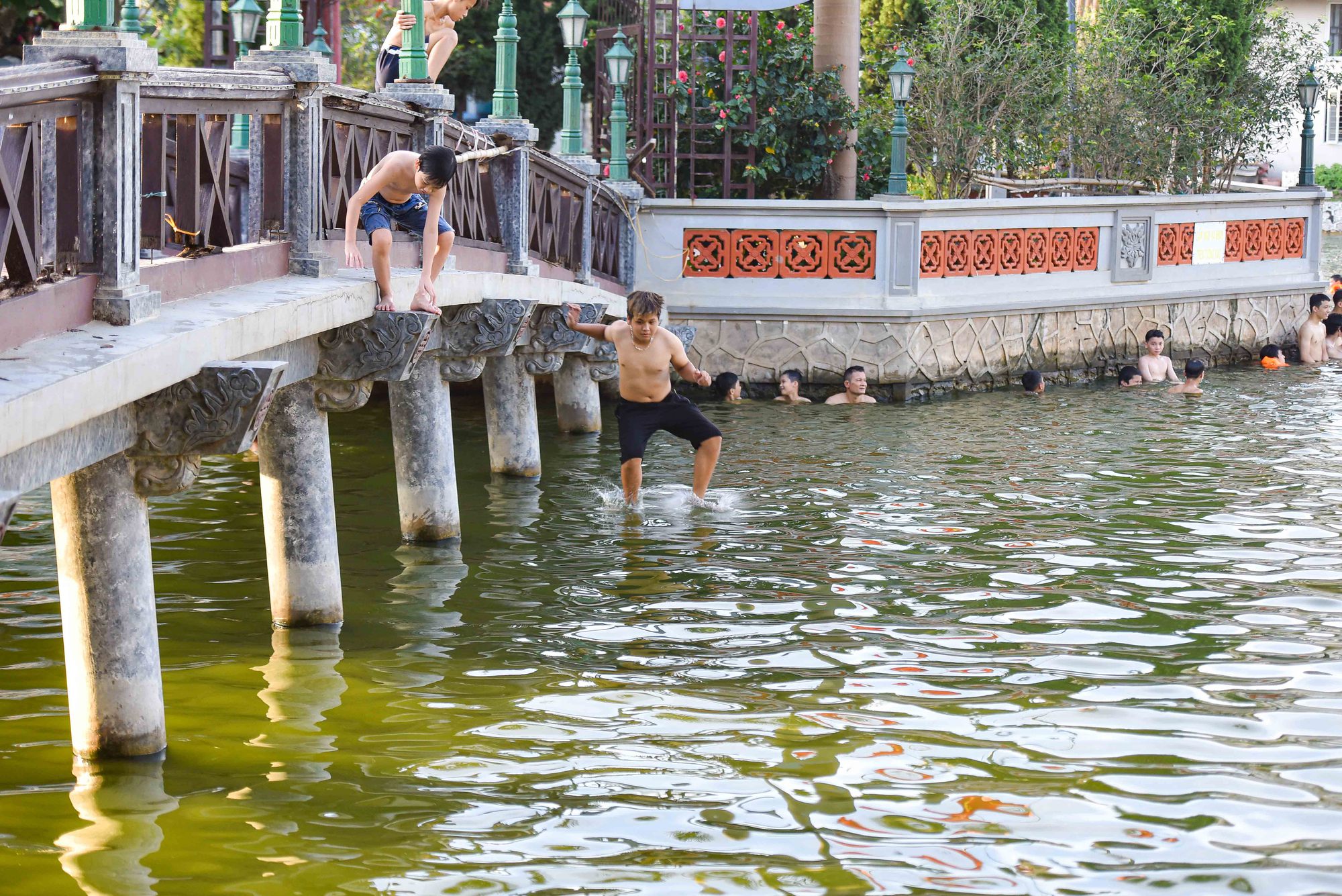 Nắng n&oacute;ng, người d&acirc;n H&agrave; Nội &ugrave;n &ugrave;n k&eacute;o tới c&aacute;c b&atilde;i tắm tự ph&aacute;t - Ảnh 8.