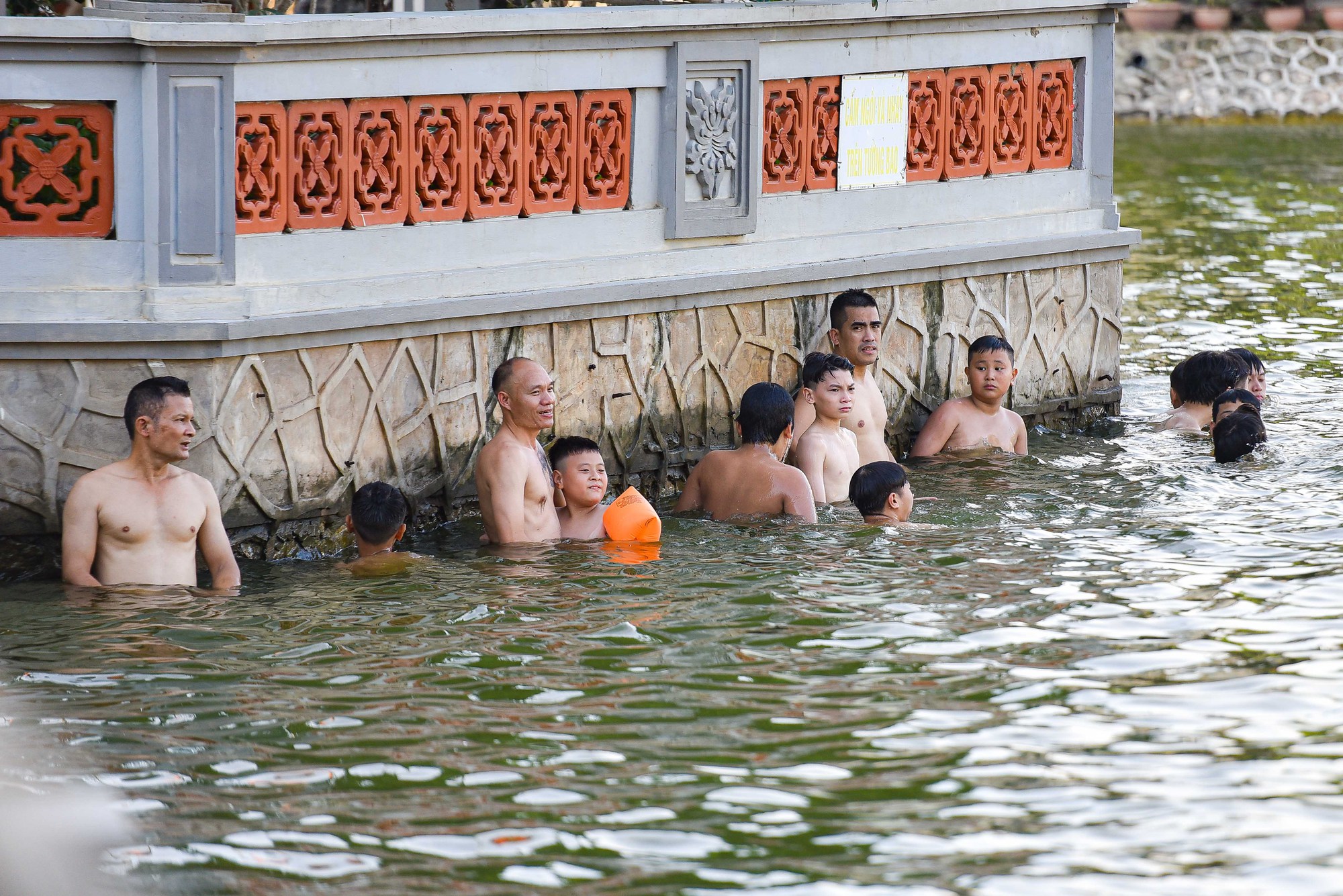 Nắng n&oacute;ng, người d&acirc;n H&agrave; Nội &ugrave;n &ugrave;n k&eacute;o tới c&aacute;c b&atilde;i tắm tự ph&aacute;t - Ảnh 6.
