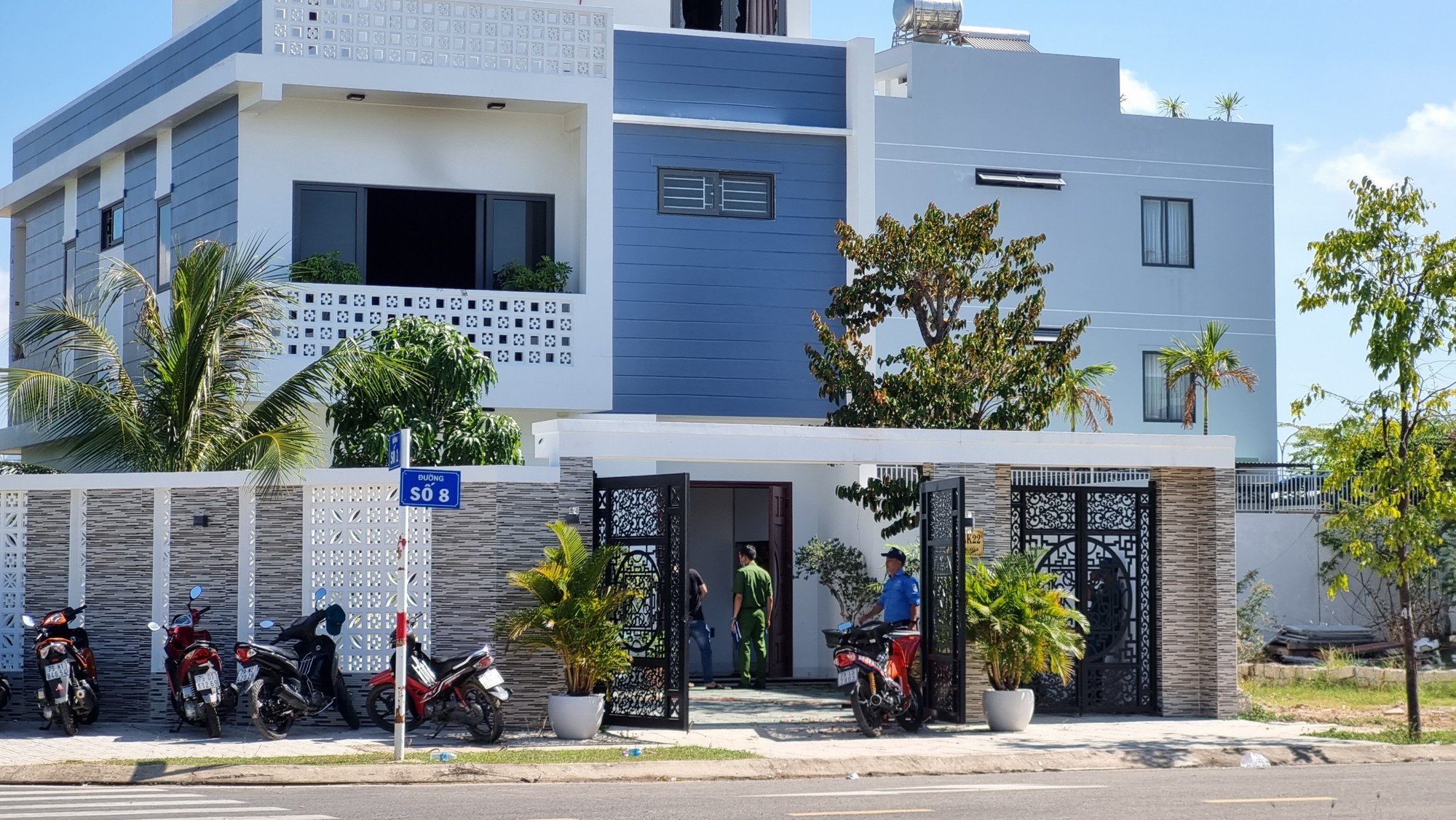 Bên trong biệt thự bốc cháy, 1 người đàn ông trọng thương, bên cạnh khẩu súng