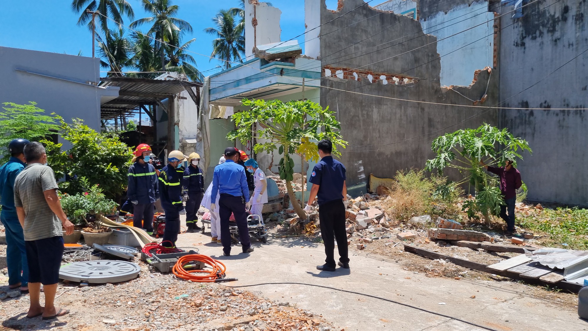 Nha Trang: Tháo dỡ công trình, 2 công nhân thương vong