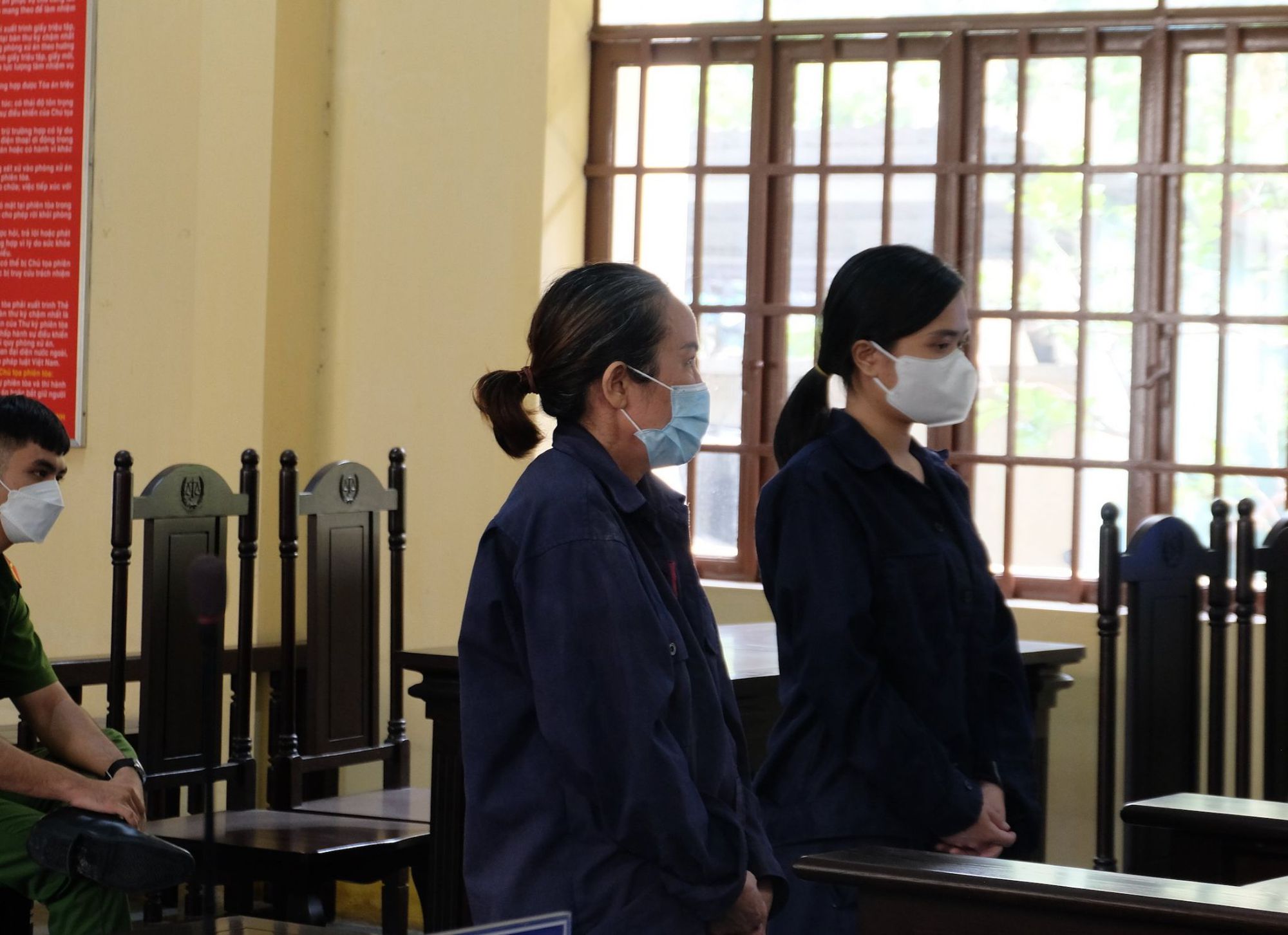Phạt t&ugrave; 2 mẹ con c&agrave;o cấu c&ocirc;ng an phường khi kh&ocirc;ng được nhận tiền hỗ trợ - Ảnh 1.
