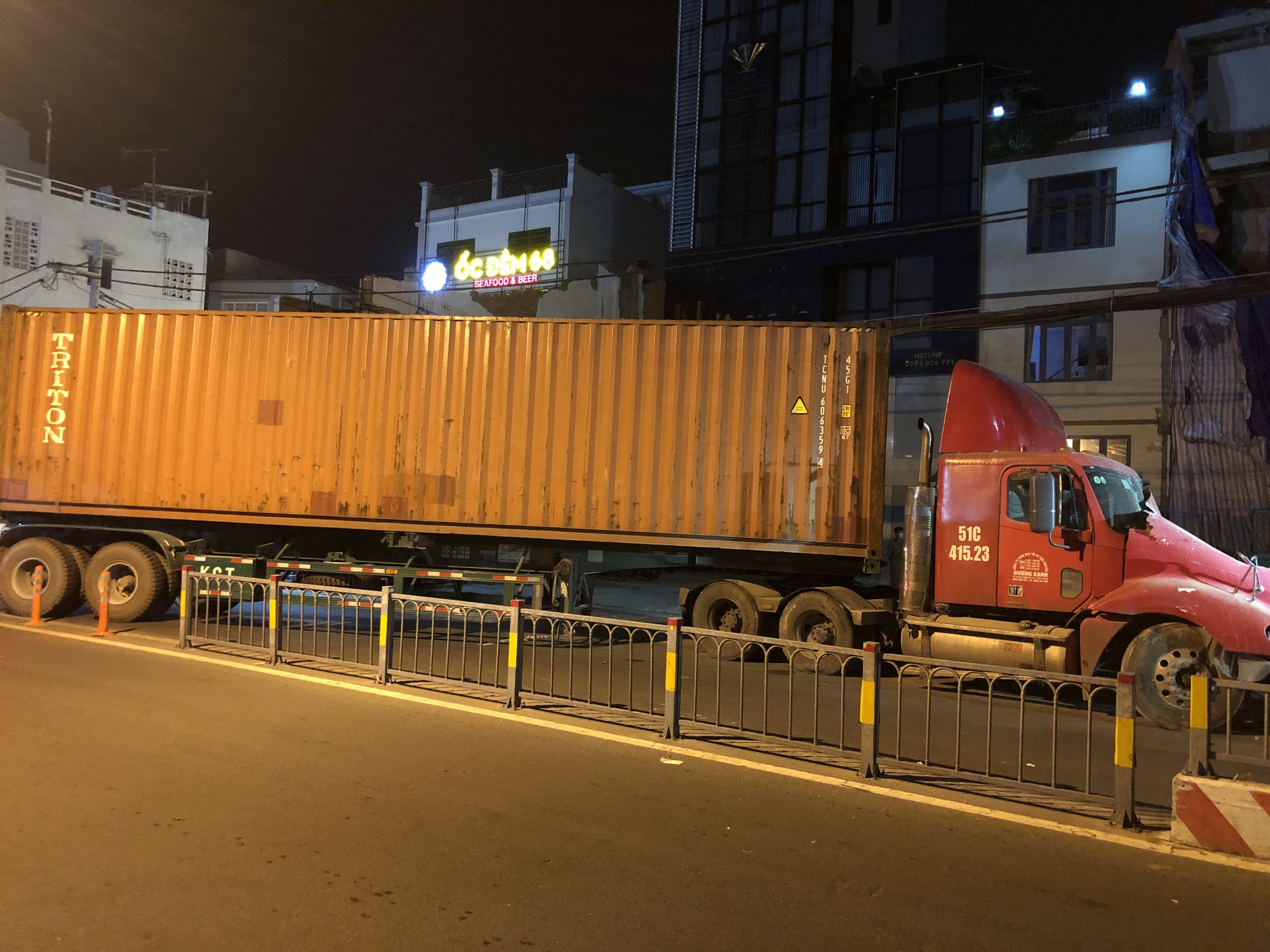 CLIP: Cận cảnh m&agrave;n giải cứu xe đầu k&eacute;o t&ocirc;ng sập tiệm v&agrave;ng tại TP HCM - Ảnh 5.