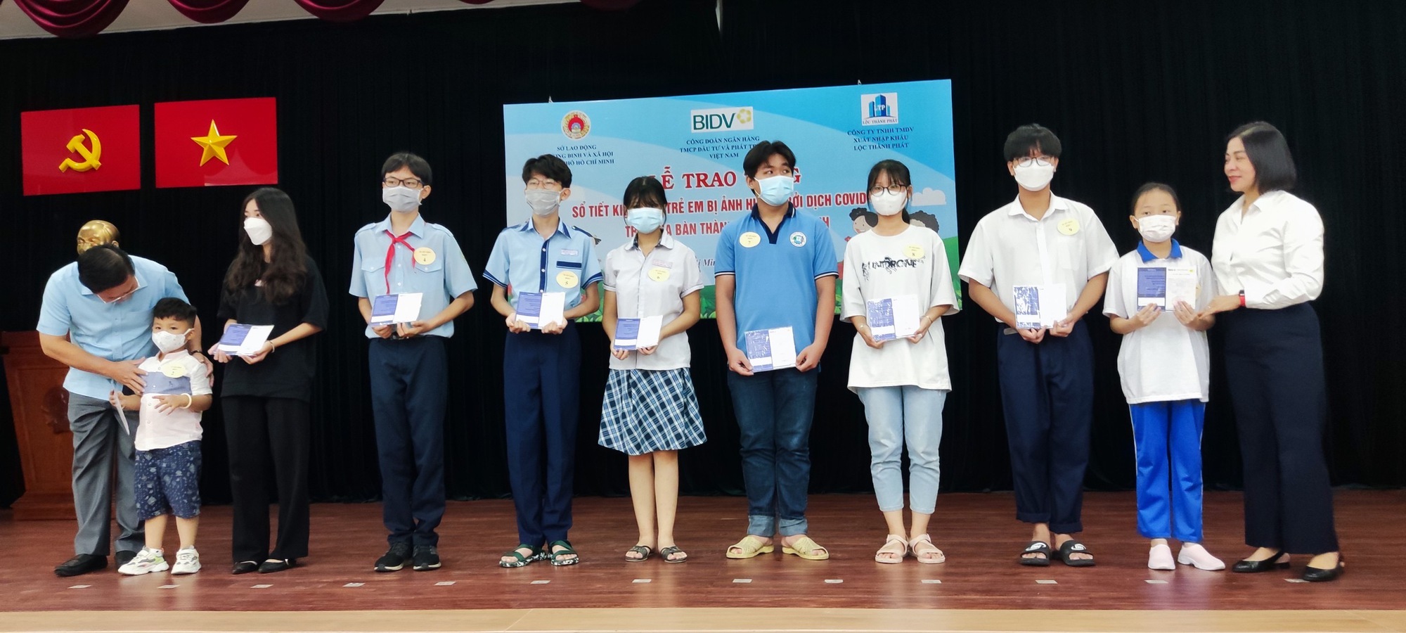 BIDV d&agrave;nh gần 3 tỉ đồng hỗ trợ 112 trẻ em mồ c&ocirc;i do dịch Covid-19 - Ảnh 2.