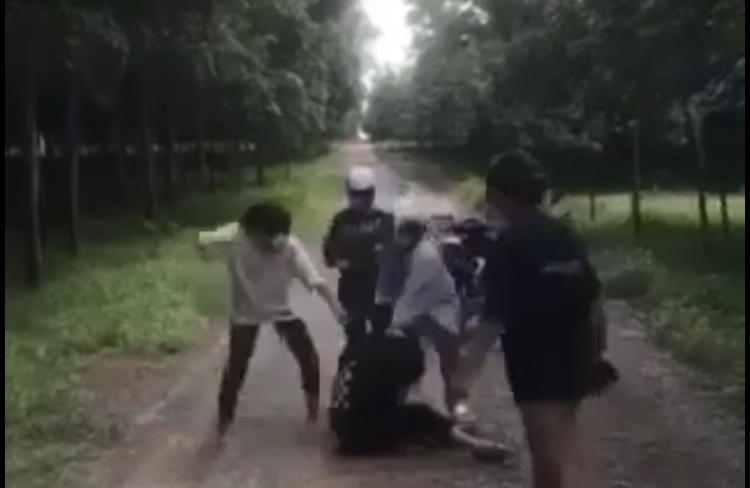 H&eacute; lộ nguy&ecirc;n nh&acirc;n vụ clip nữ sinh bị lột &aacute;o v&agrave; đ&aacute;nh d&atilde; man ở Đồng Nai - Ảnh 1.