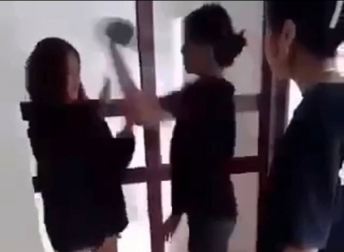 Xôn xao clip nữ sinh bị đánh hội đồng túi bụi trong nhà vệ sinh