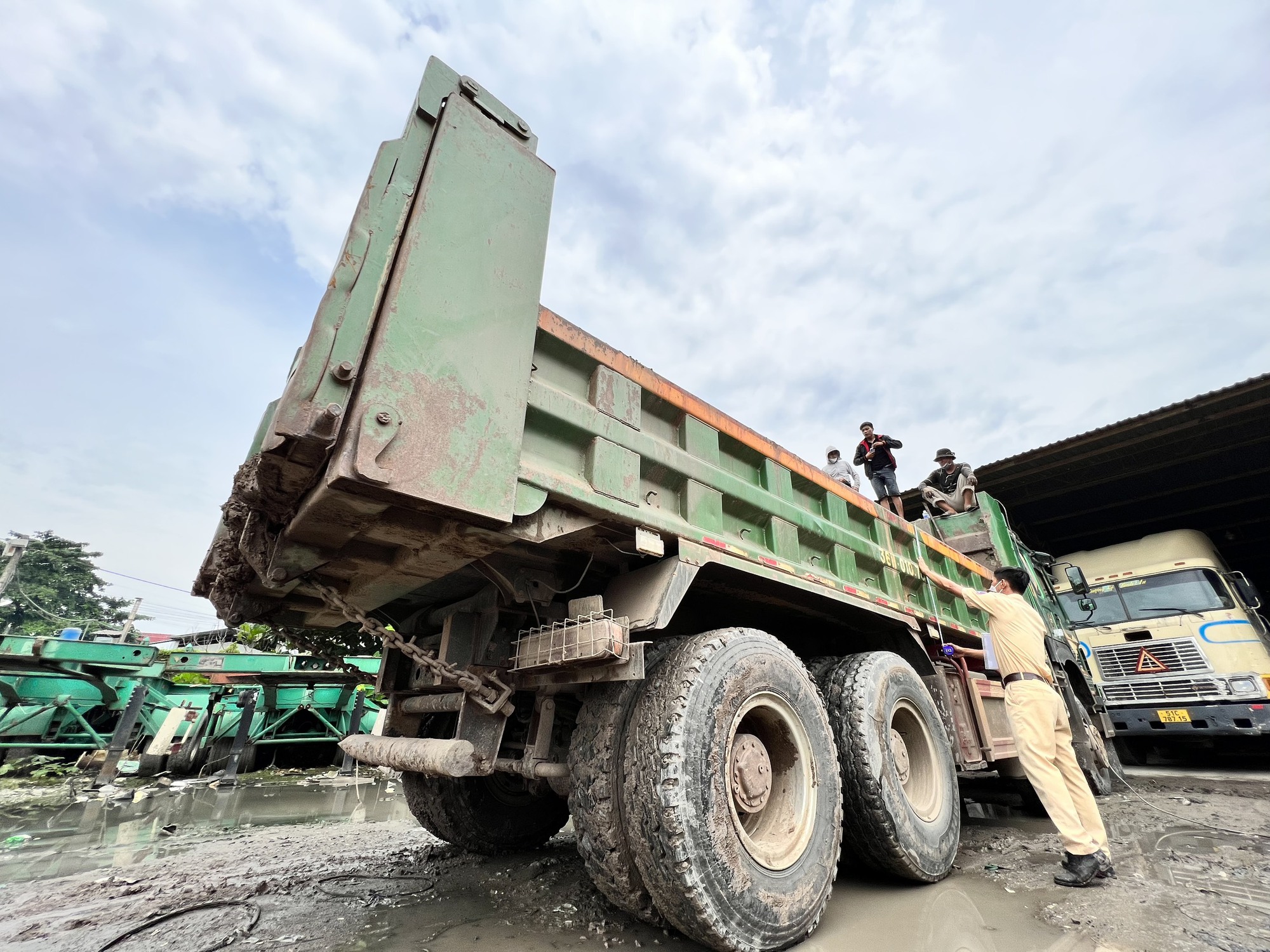 CSGT xử l&yacute; xe hổ vồ&rdquo;, chủ cơ sở vội v&atilde; tự trảm h&agrave;ng loạt phương tiện - Ảnh 6.