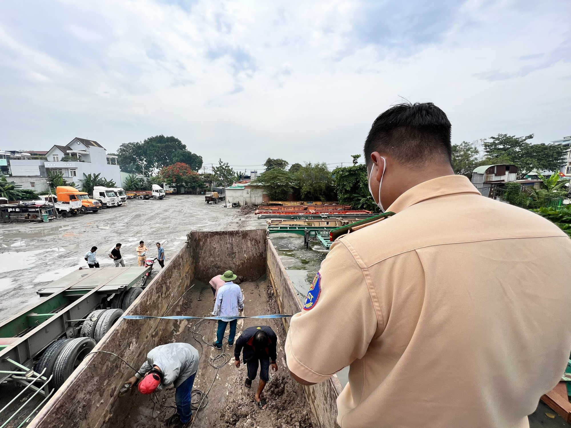 CSGT xử l&yacute; xe hổ vồ&rdquo;, chủ cơ sở vội v&atilde; tự trảm h&agrave;ng loạt phương tiện - Ảnh 4.