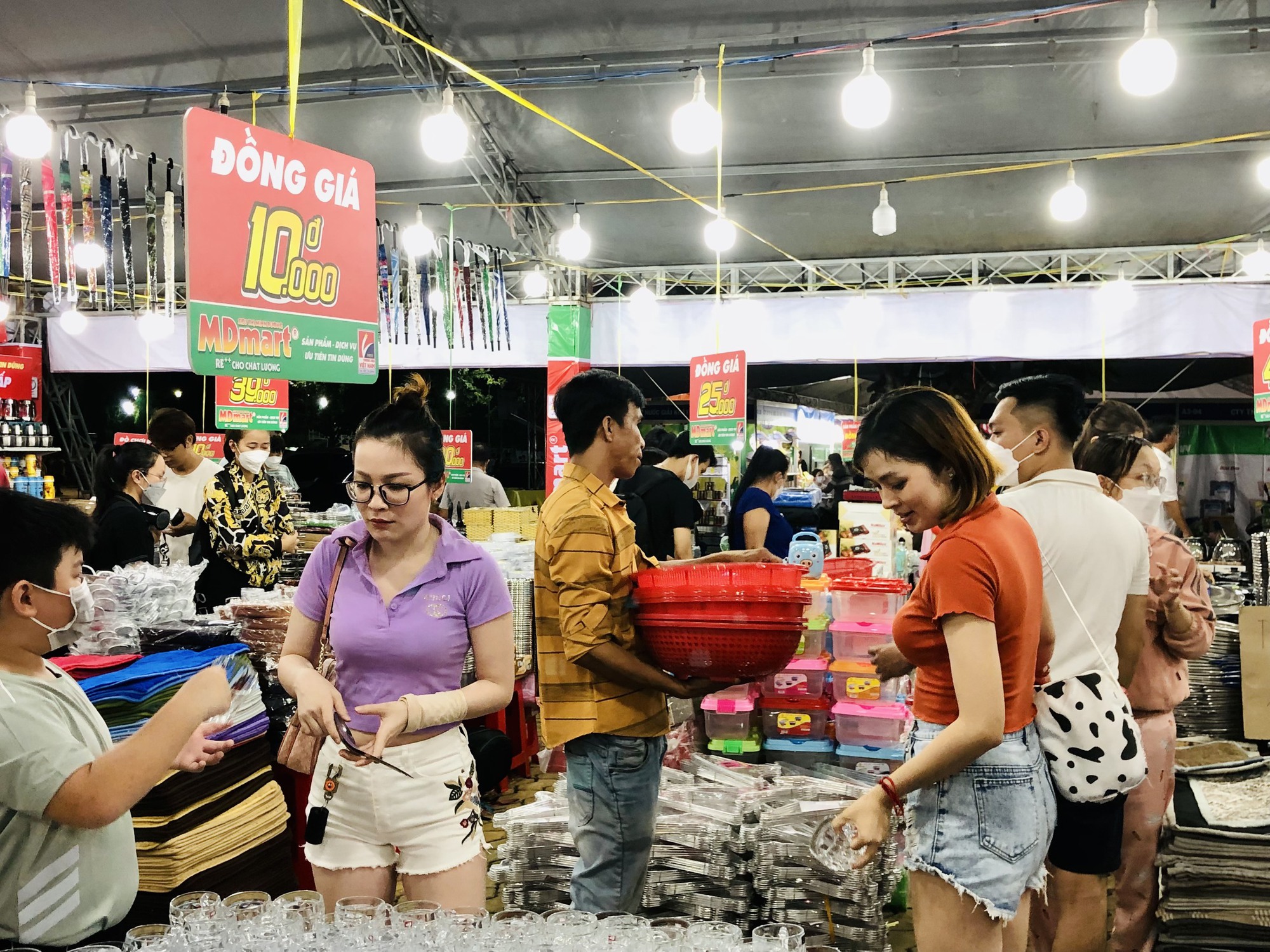 TP HCM: Nhiều sản phẩm bán đồng giá, khuyến mại sâu