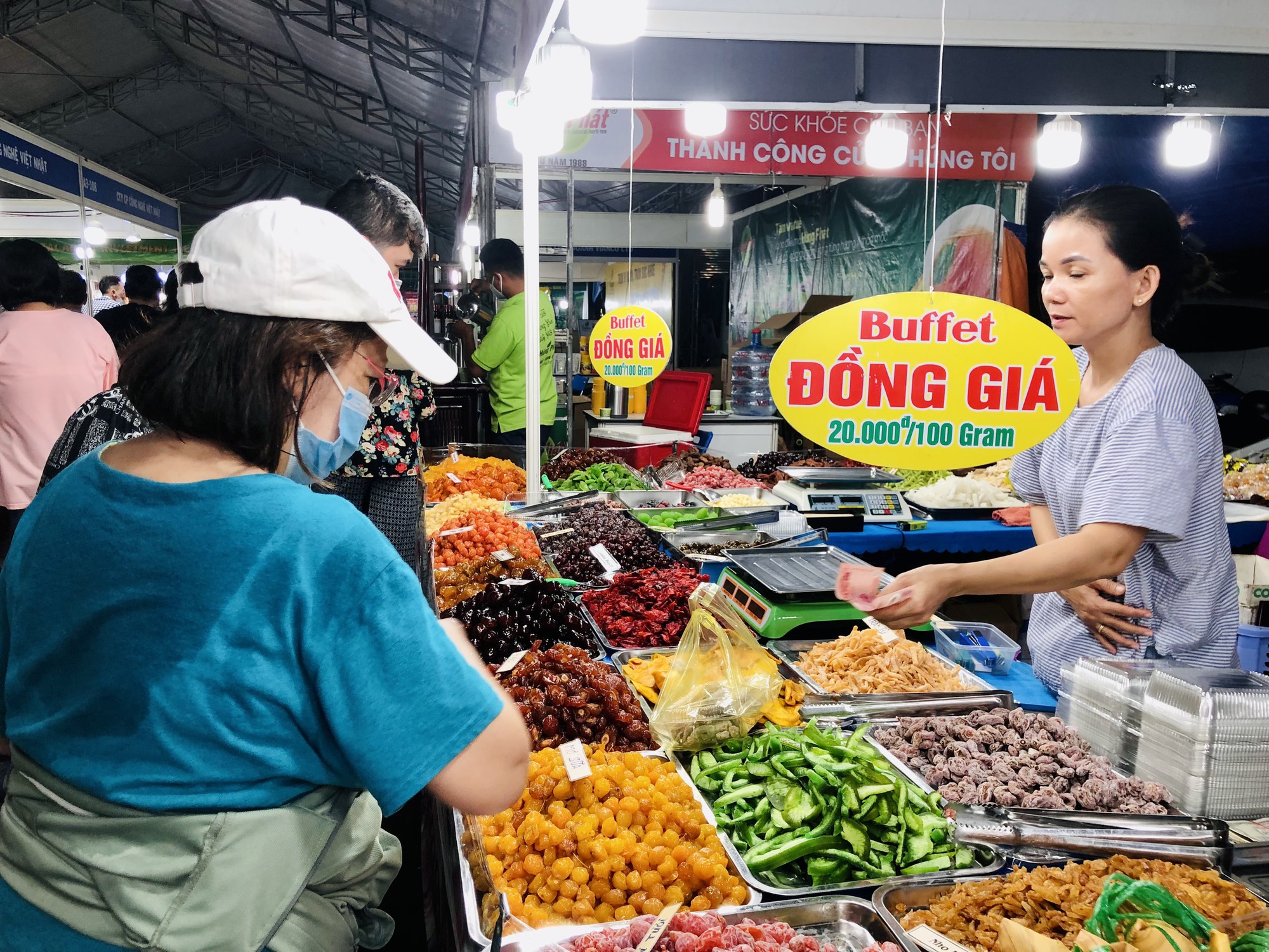 TP HCM: Nhiều sản phẩm bán đồng giá, khuyến mại sâu - Ảnh 5.
