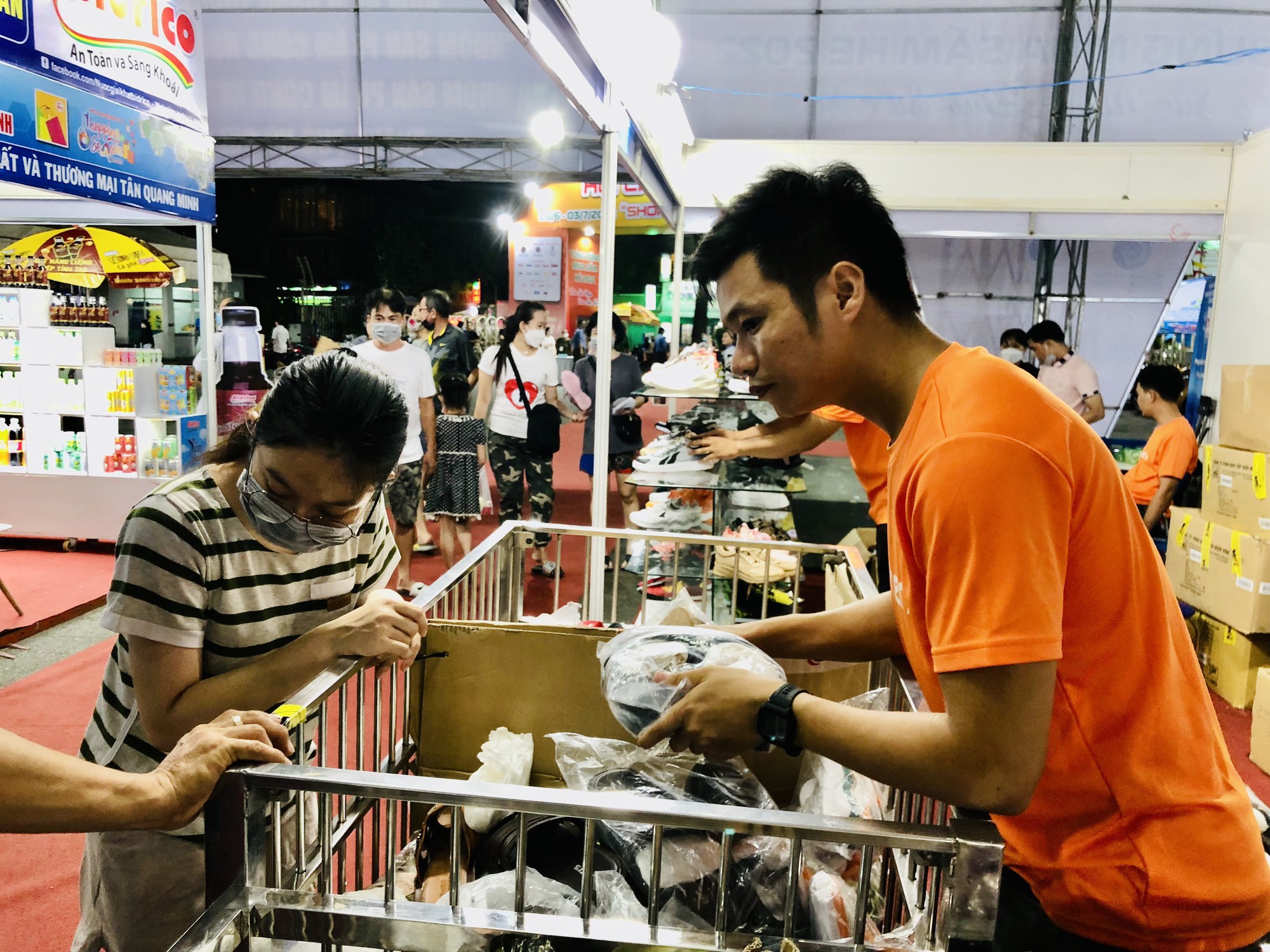 TP HCM: Nhiều sản phẩm bán đồng giá, khuyến mại sâu - Ảnh 4.