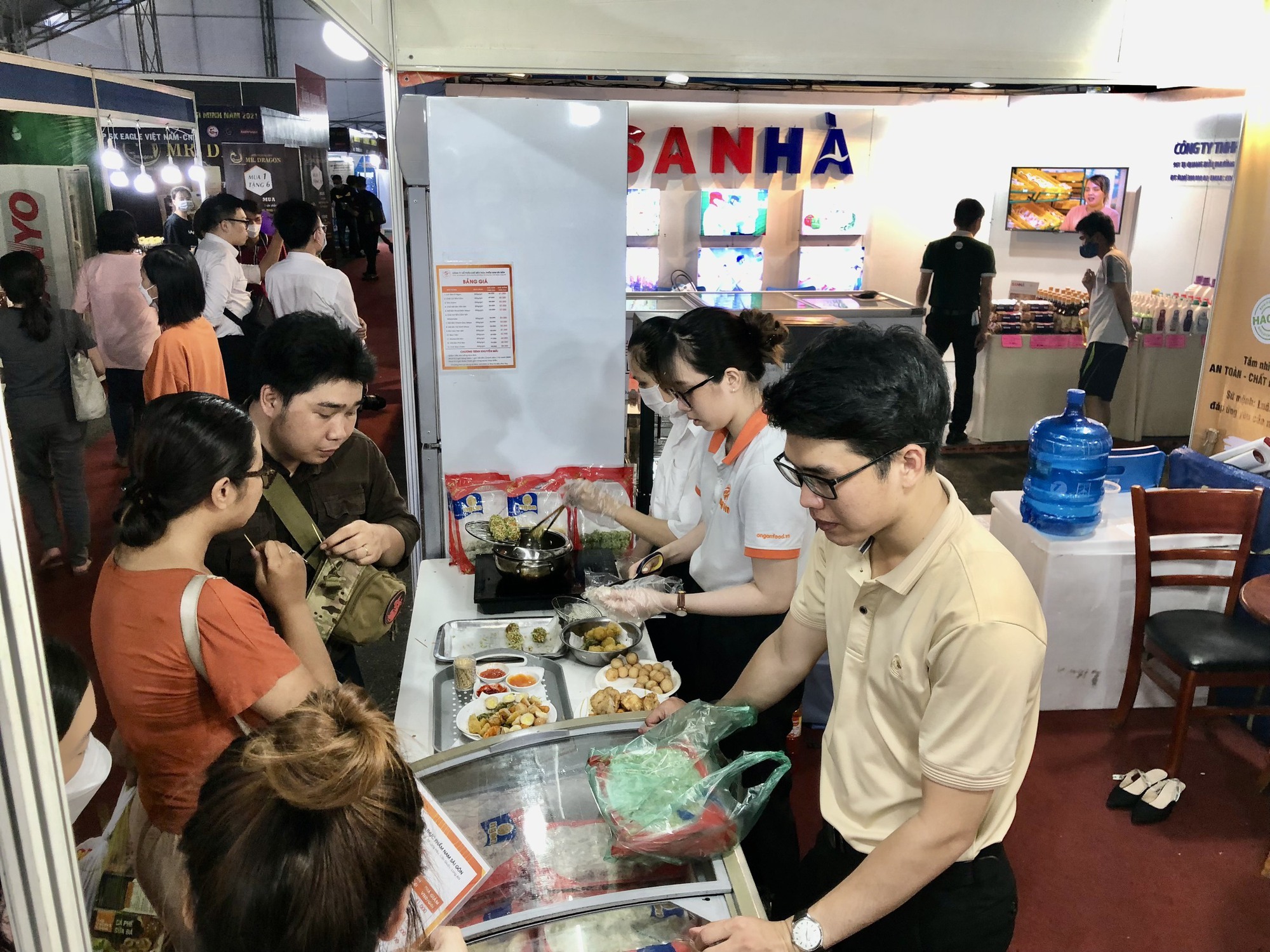 TP HCM: Nhiều sản phẩm bán đồng giá, khuyến mại sâu - Ảnh 2.