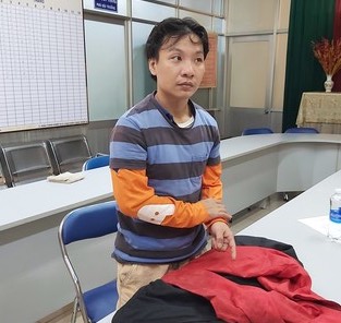 1 phụ nữ bị cướp xông vào nhà cướp vàng  và tiền