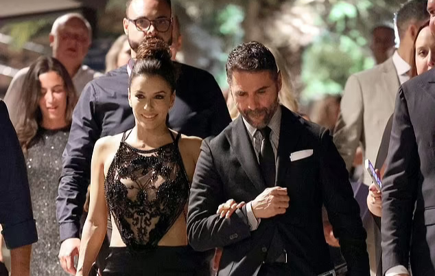 Minh tinh Eva Longoria gợi cảm với yếm xuyên thấu