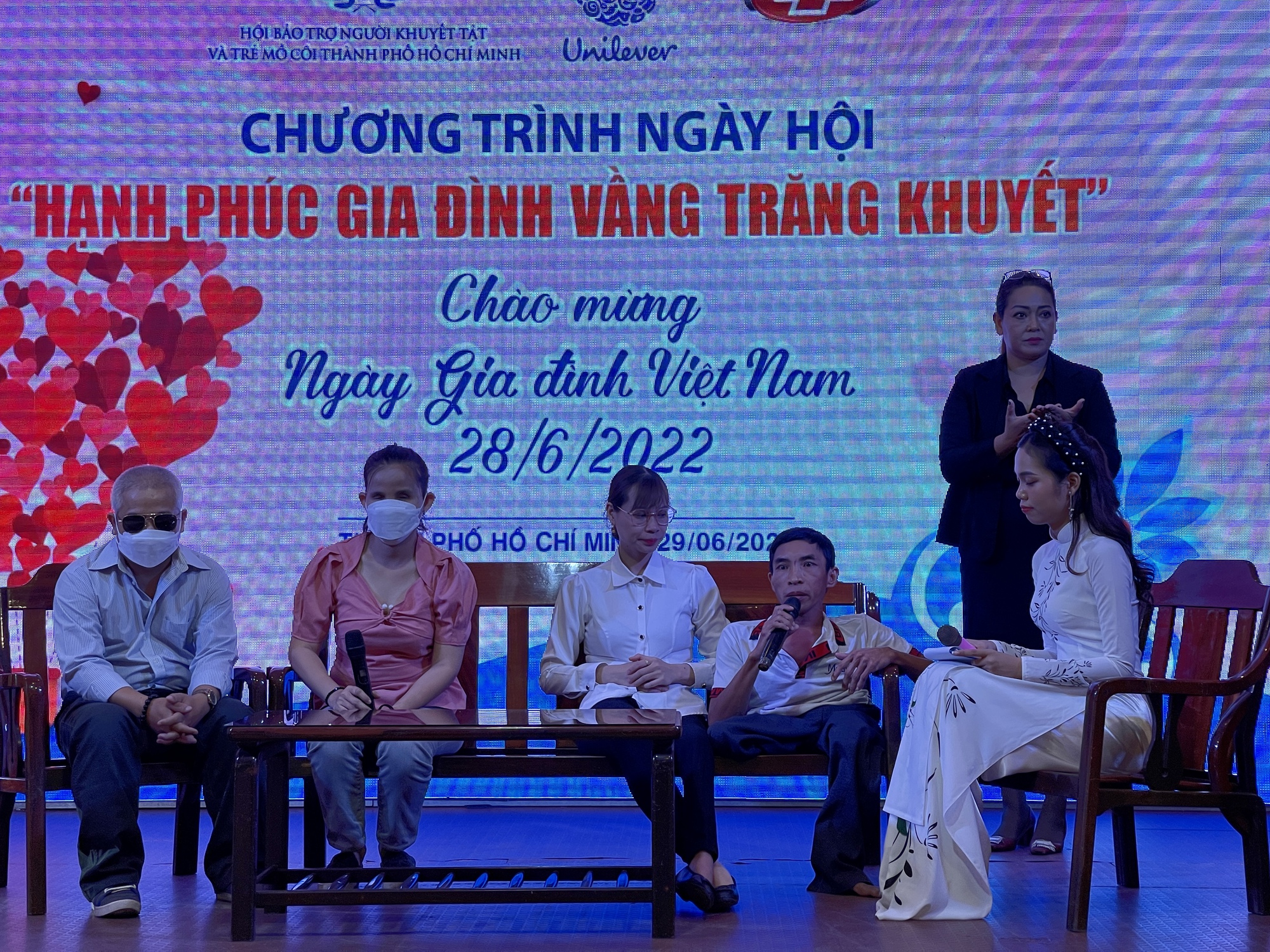 Những gia đình vầng trăng khuyết khiến người người khâm phục - Ảnh 1.