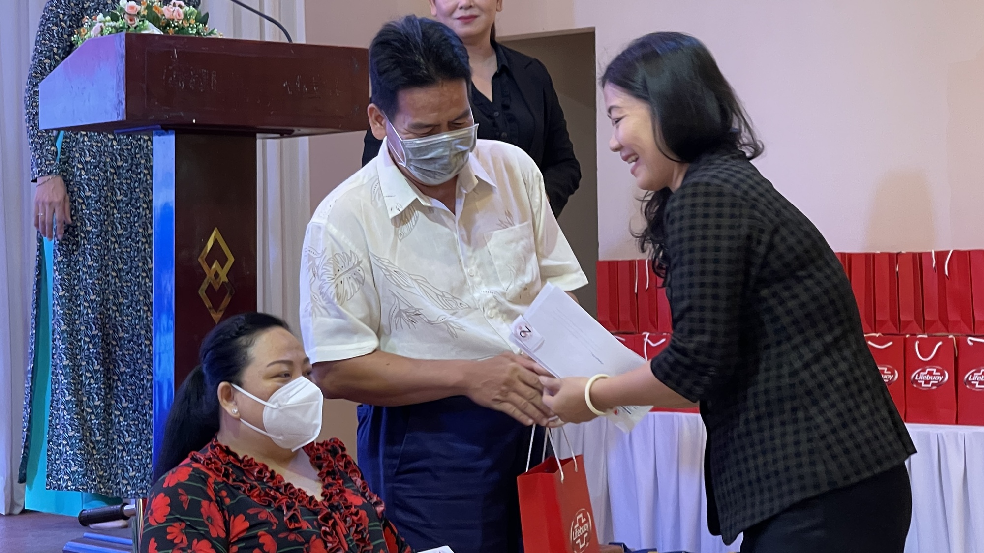 Những gia đình vầng trăng khuyết khiến người người khâm phục - Ảnh 3.